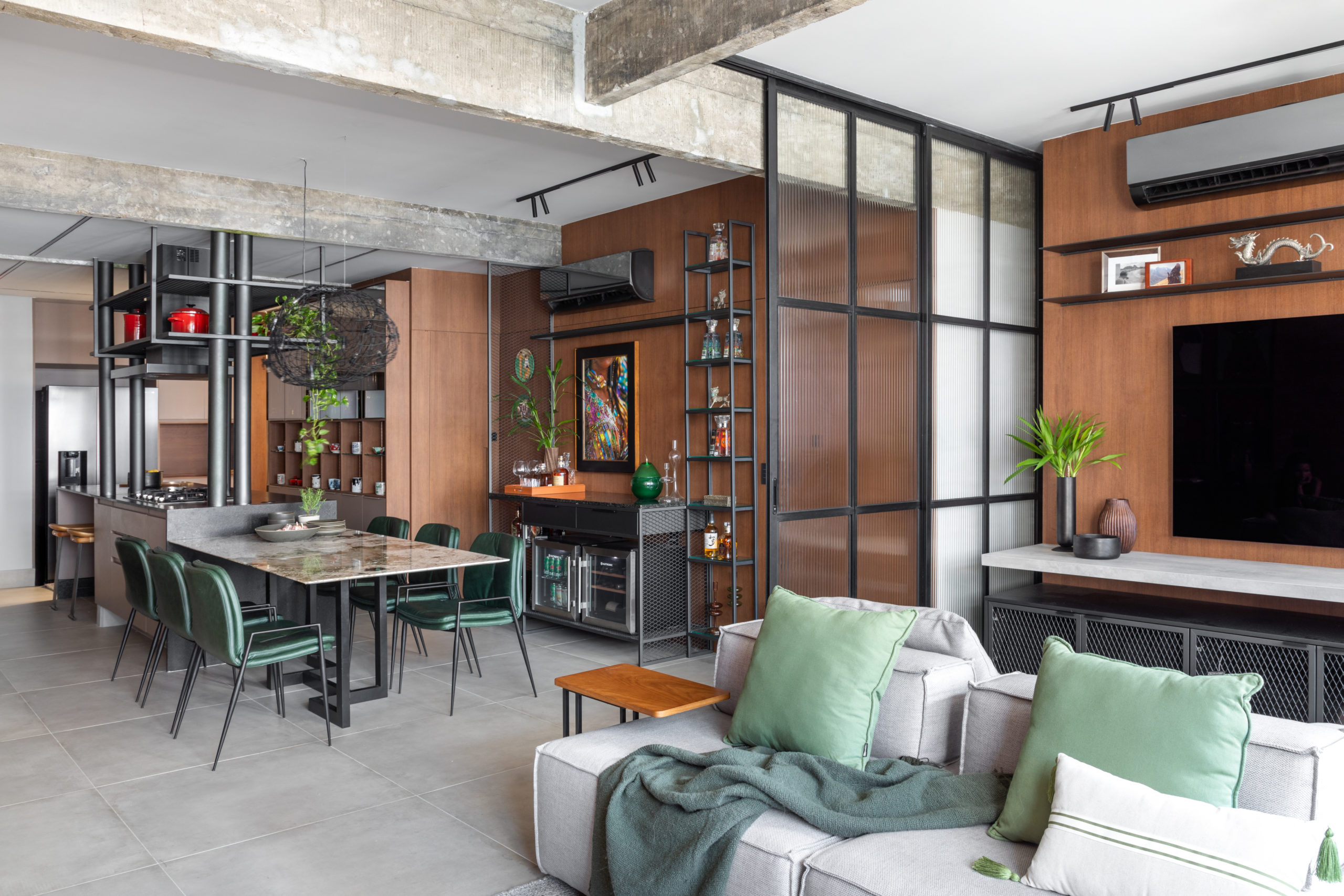 na foto loft com sala de estar, tv, bar e mesa de jantar