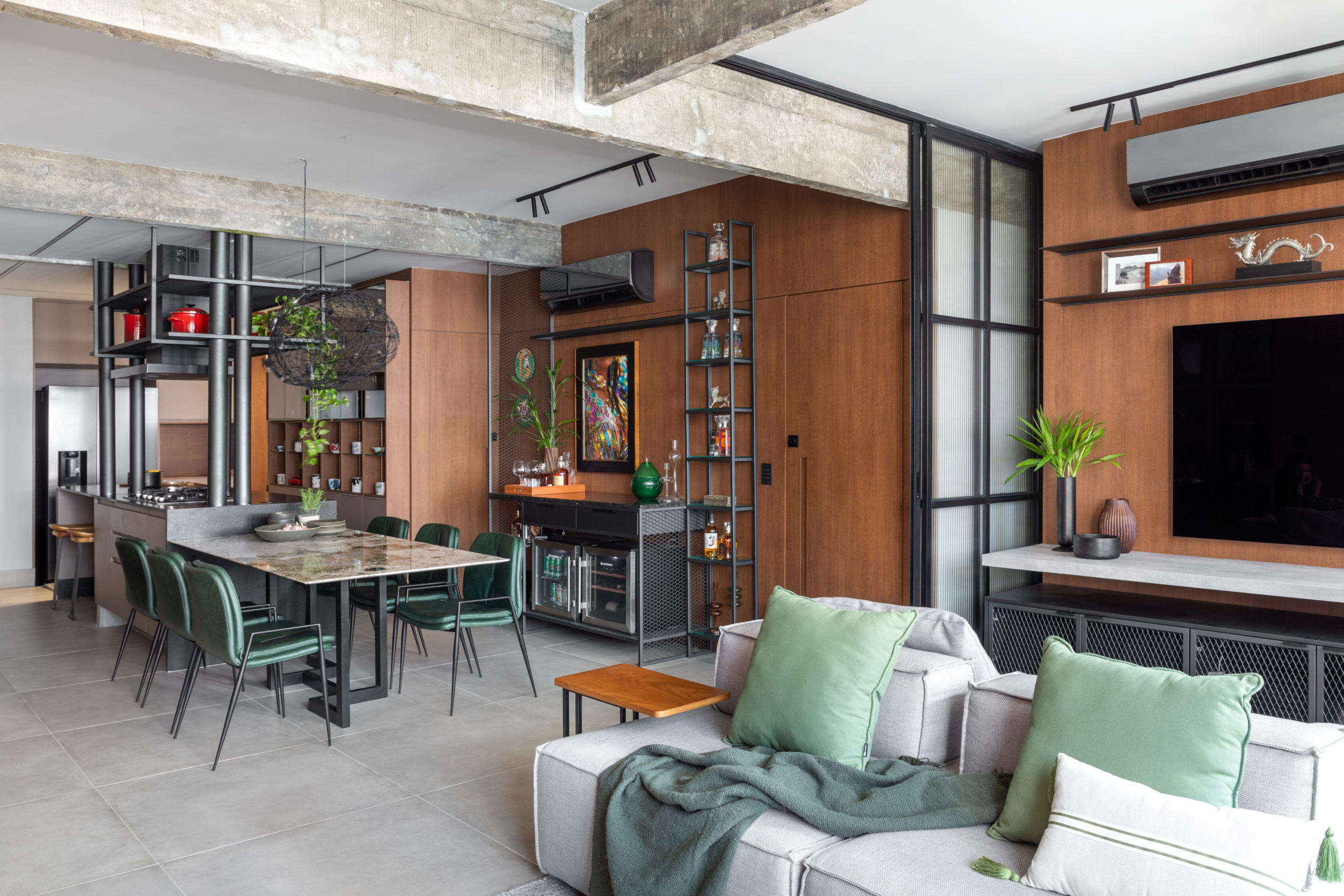 na foto loft em estilo industrial com sala de jantar, sala de estar e escritório