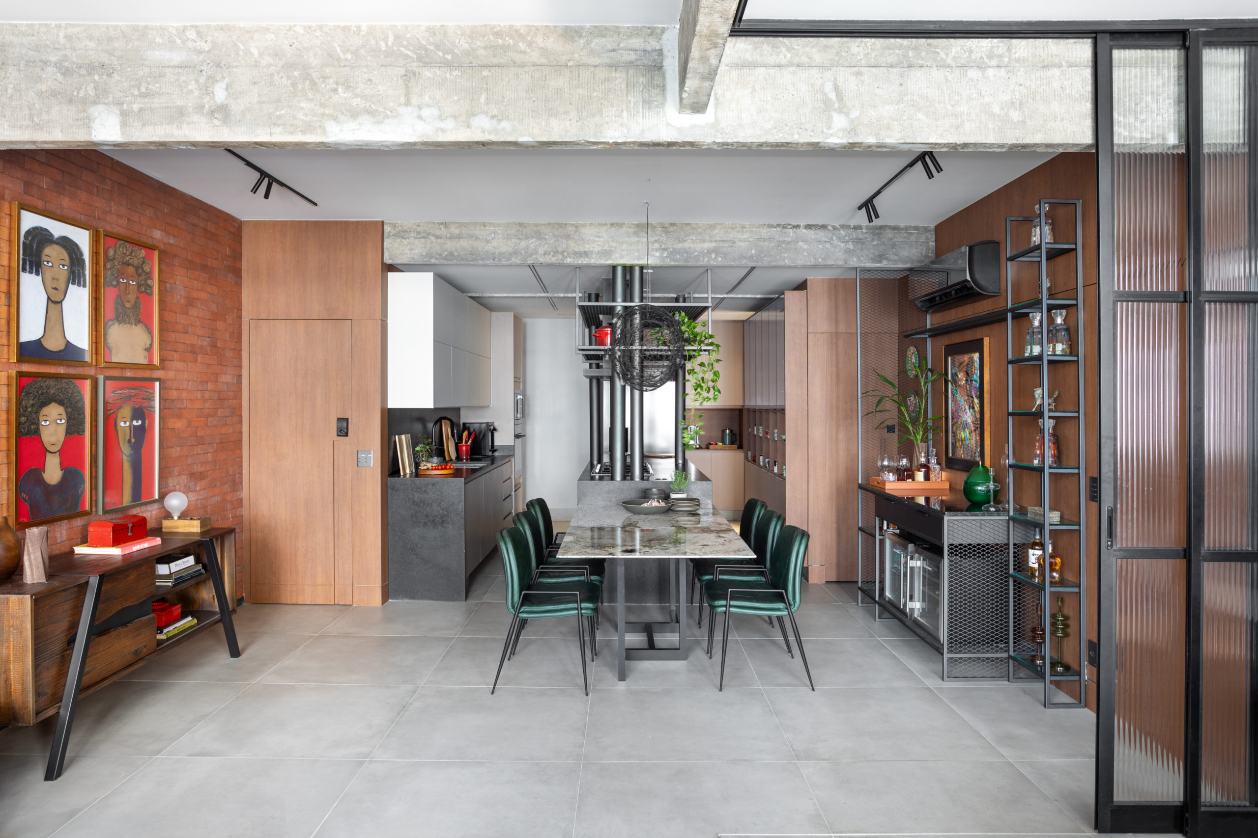 na foto copa cozinha e sala de loft