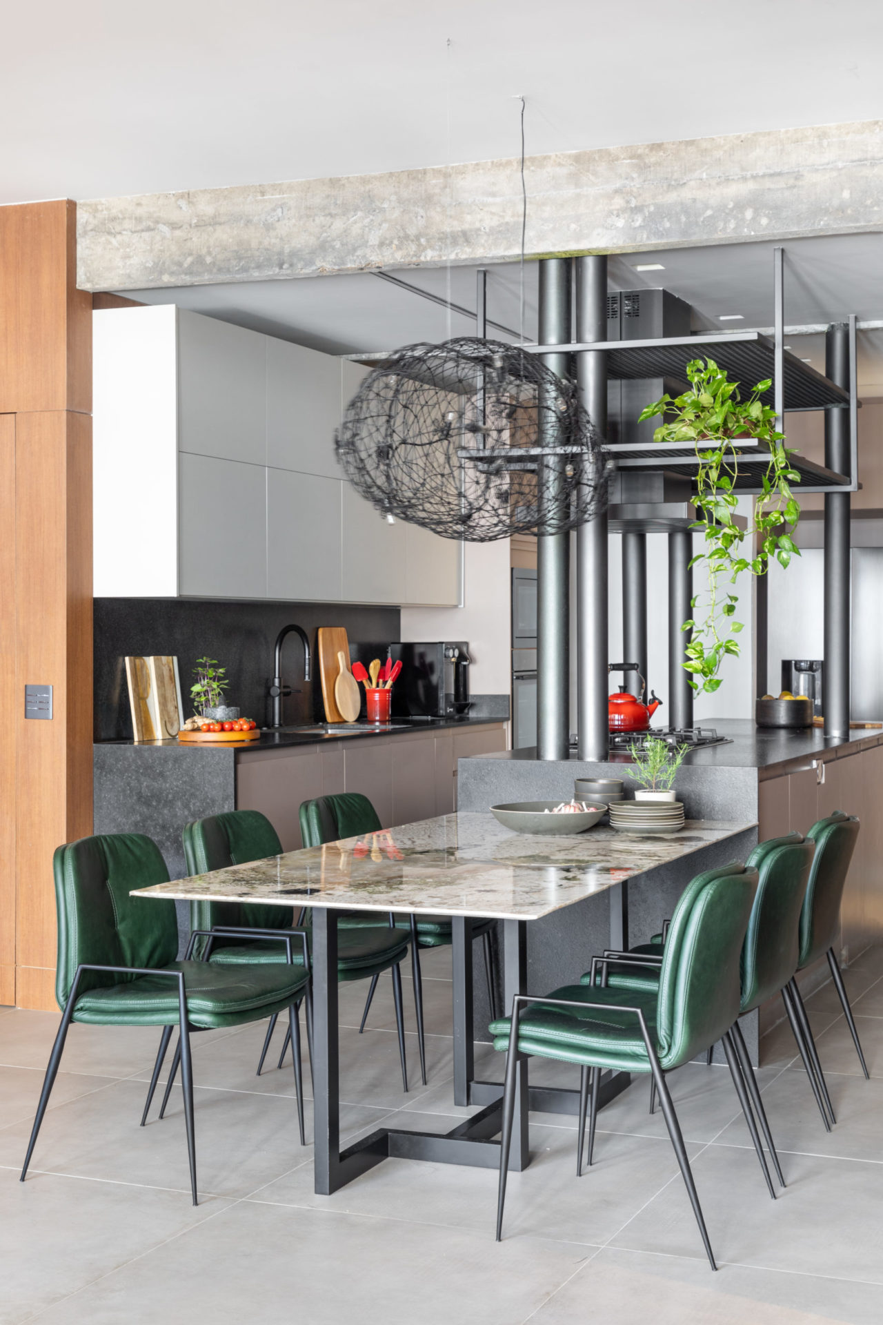 na foto mesa para seis pessoas com cadeiras verdes em loft