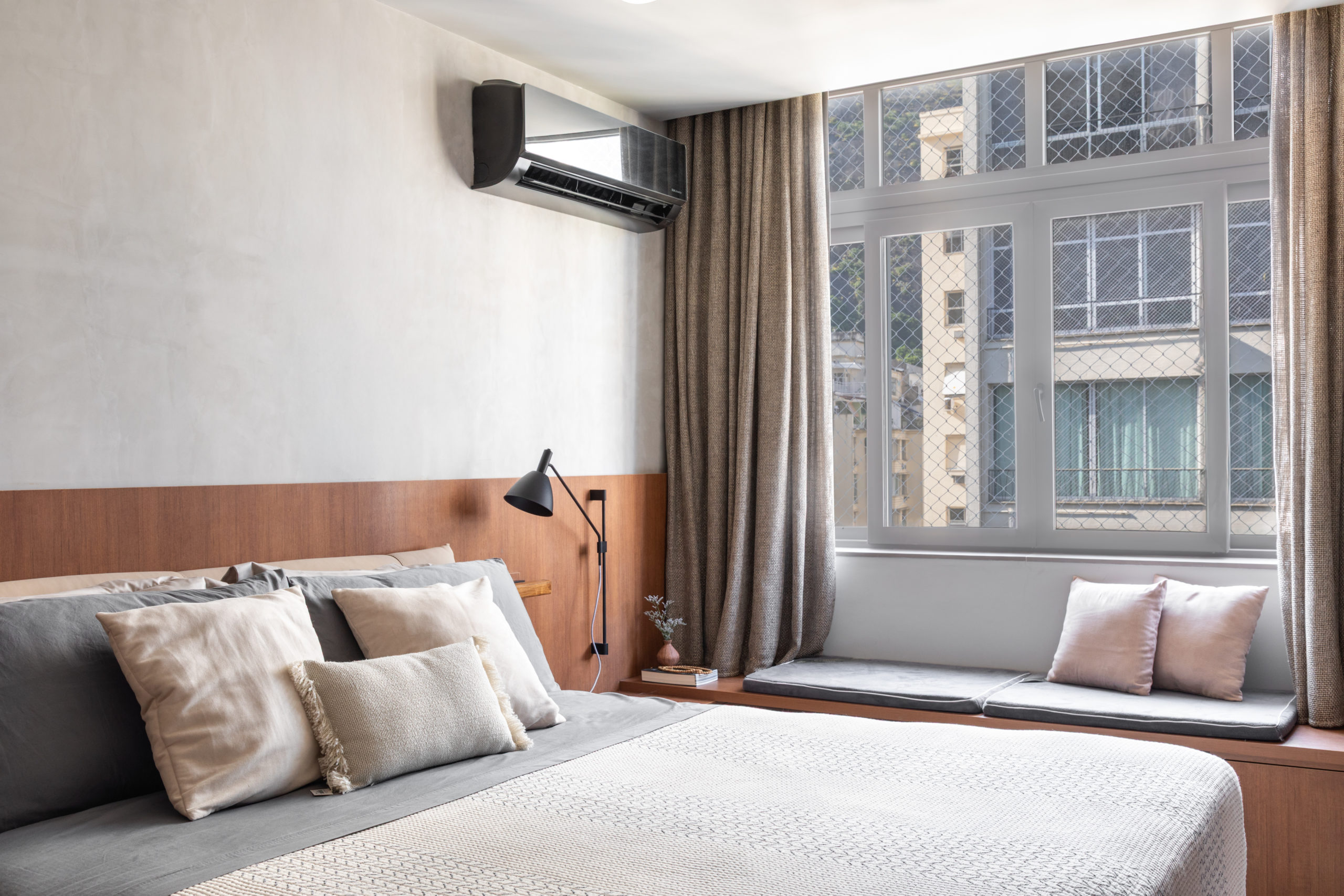 na foto quarto com cama de casal, mesinha de cabeceira e janela