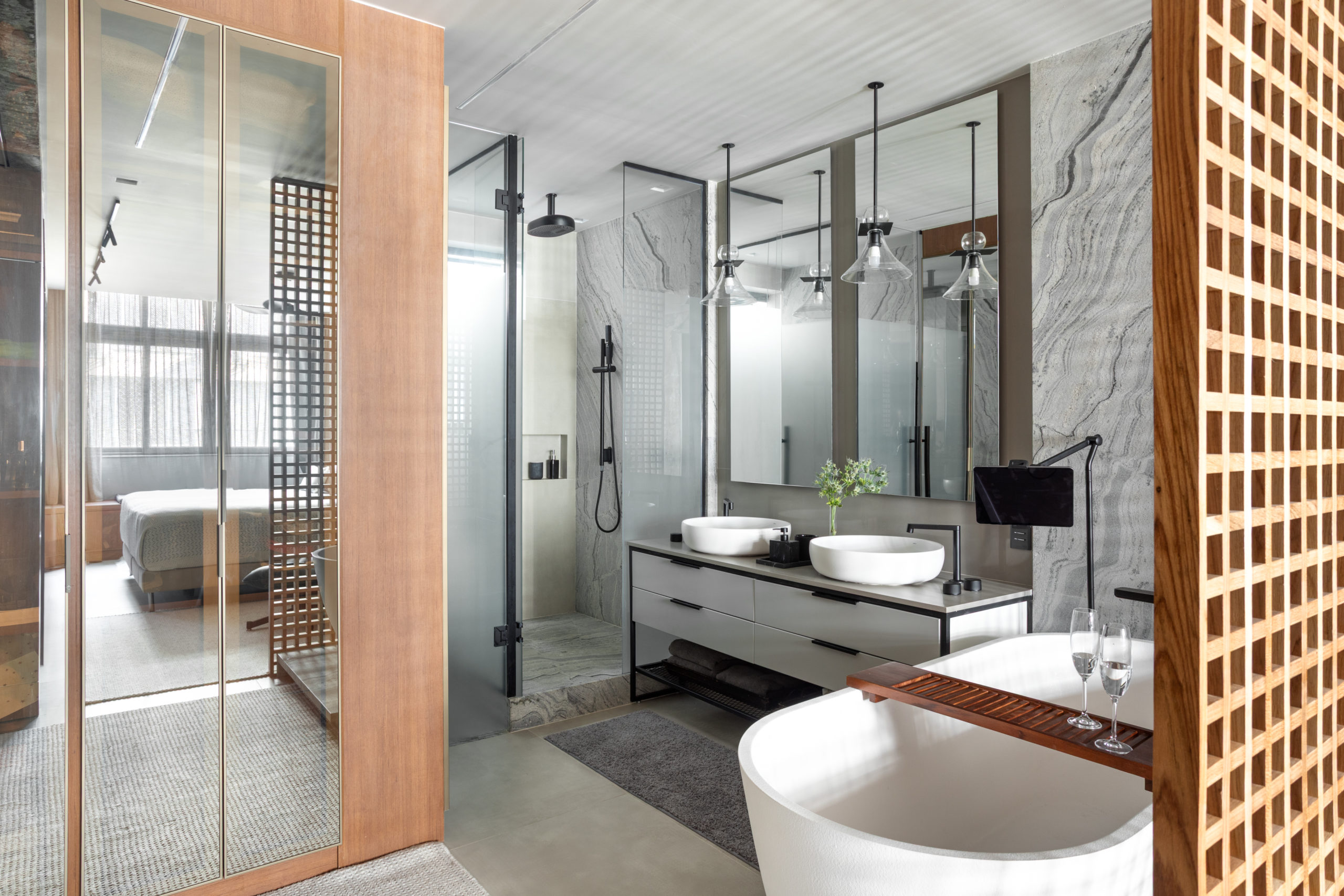 na foto suíte com banheira, box e bancada com duas pias