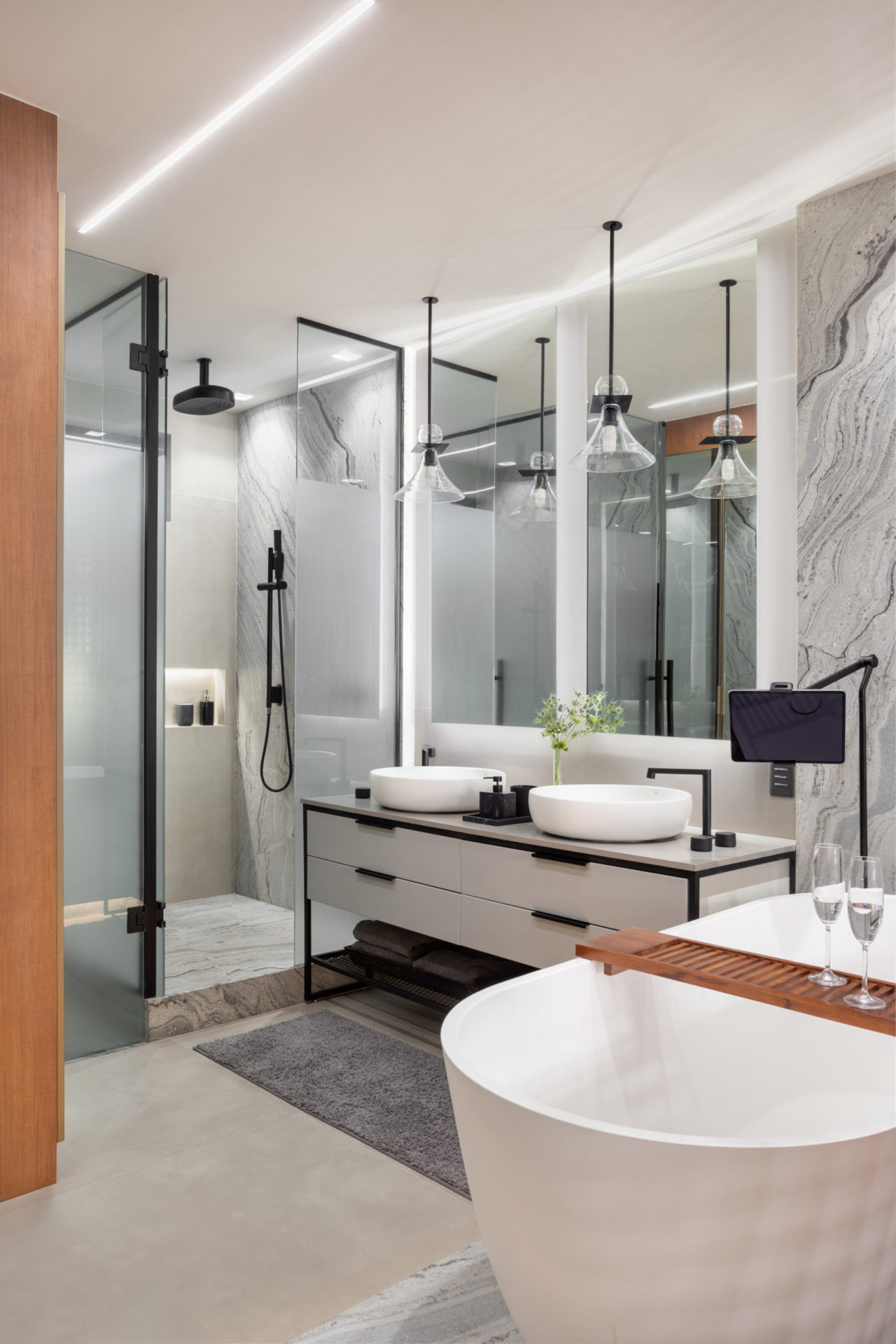 na foto suíte com banheira branca, box, bancada com duas pias