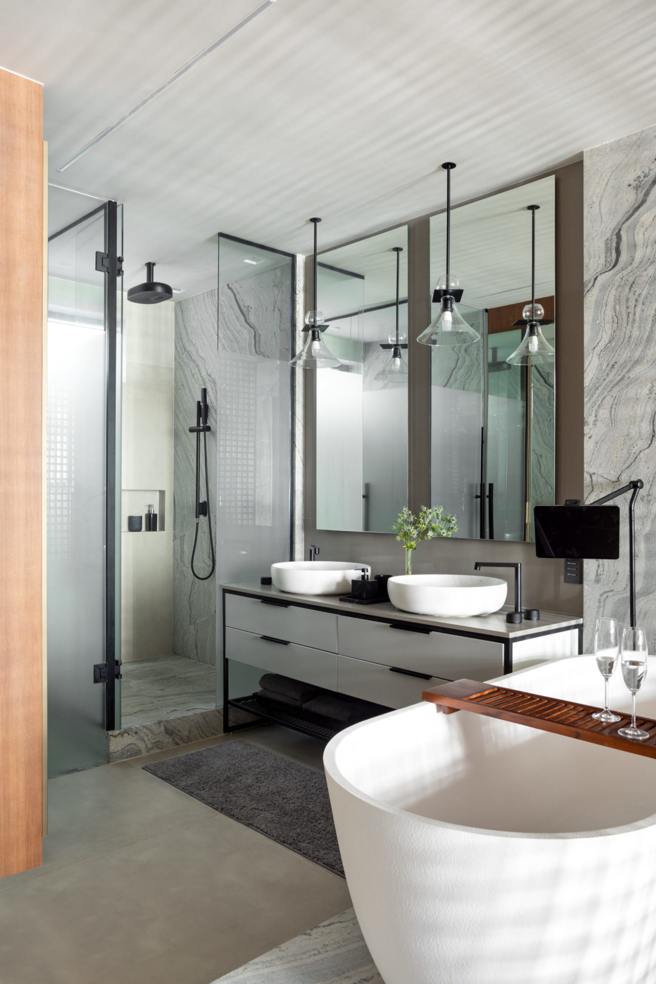 na foto suíte com banheira, bancada com duas pias e box