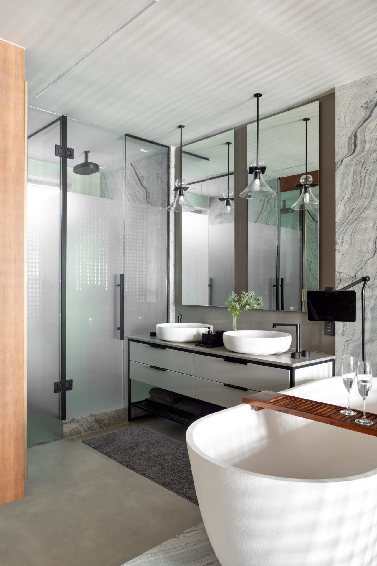 na foto banheira, bancada com duas pias e box