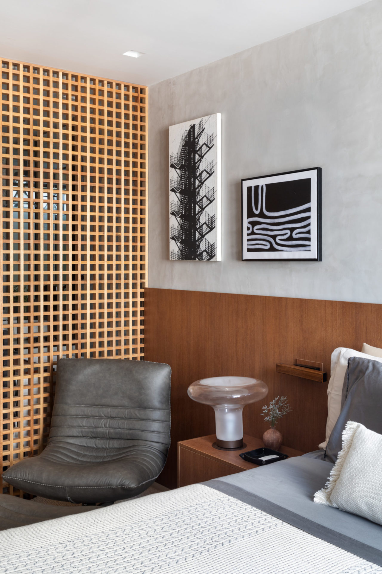 na foto quarto de casal com banheiro