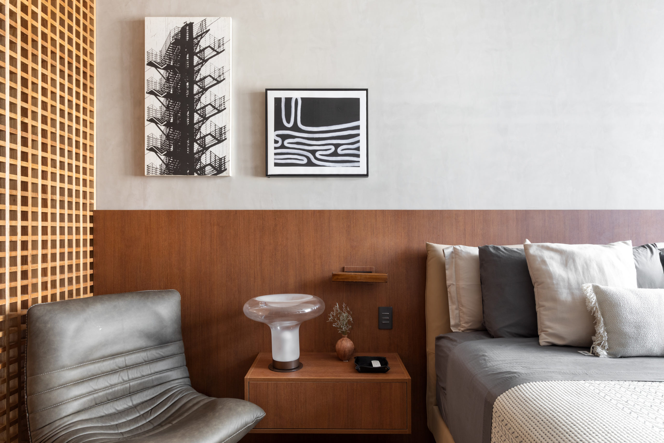 na foto quarto com cm, poltrona e mesa de cabeceirq