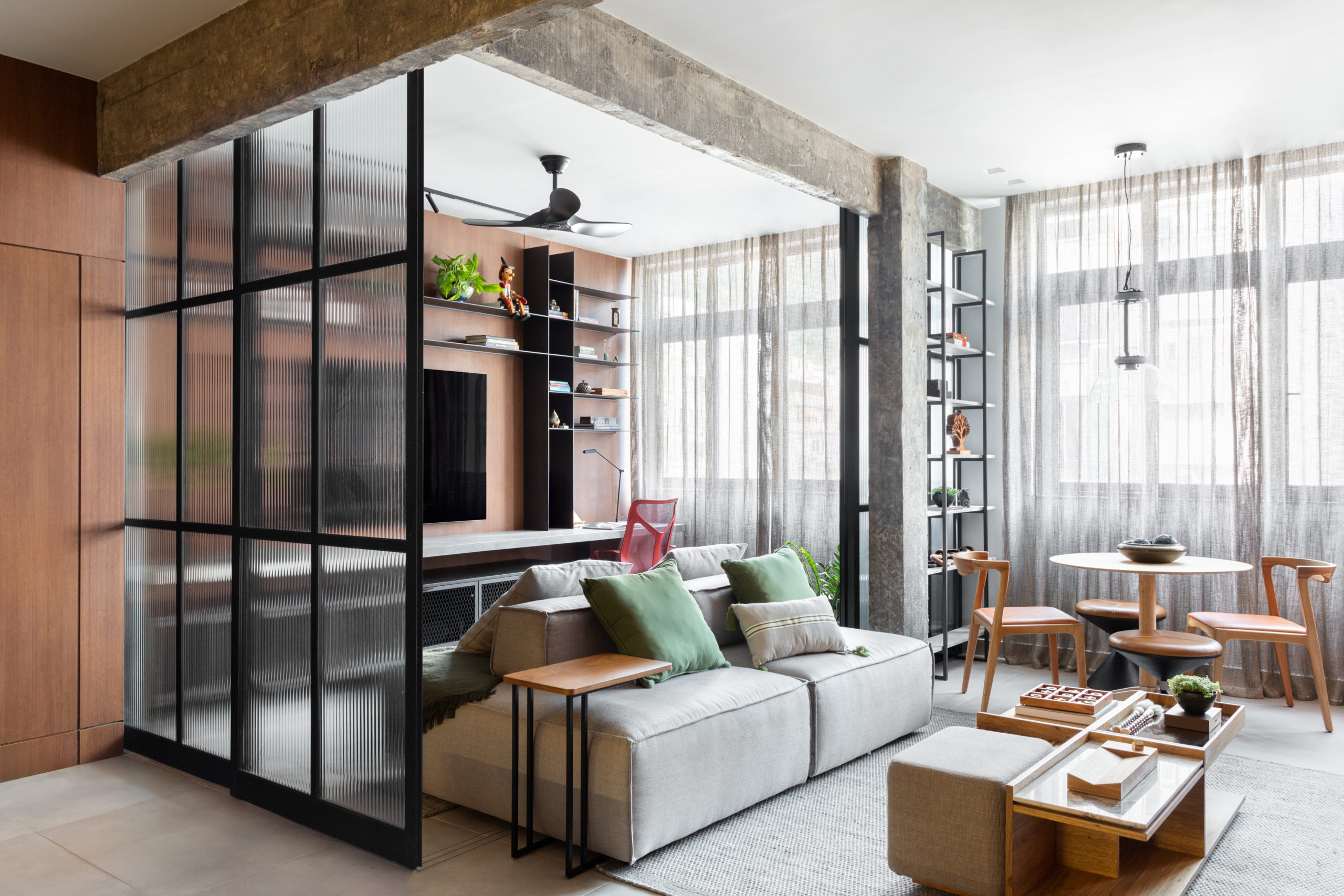 na foto sala de tv com divisória