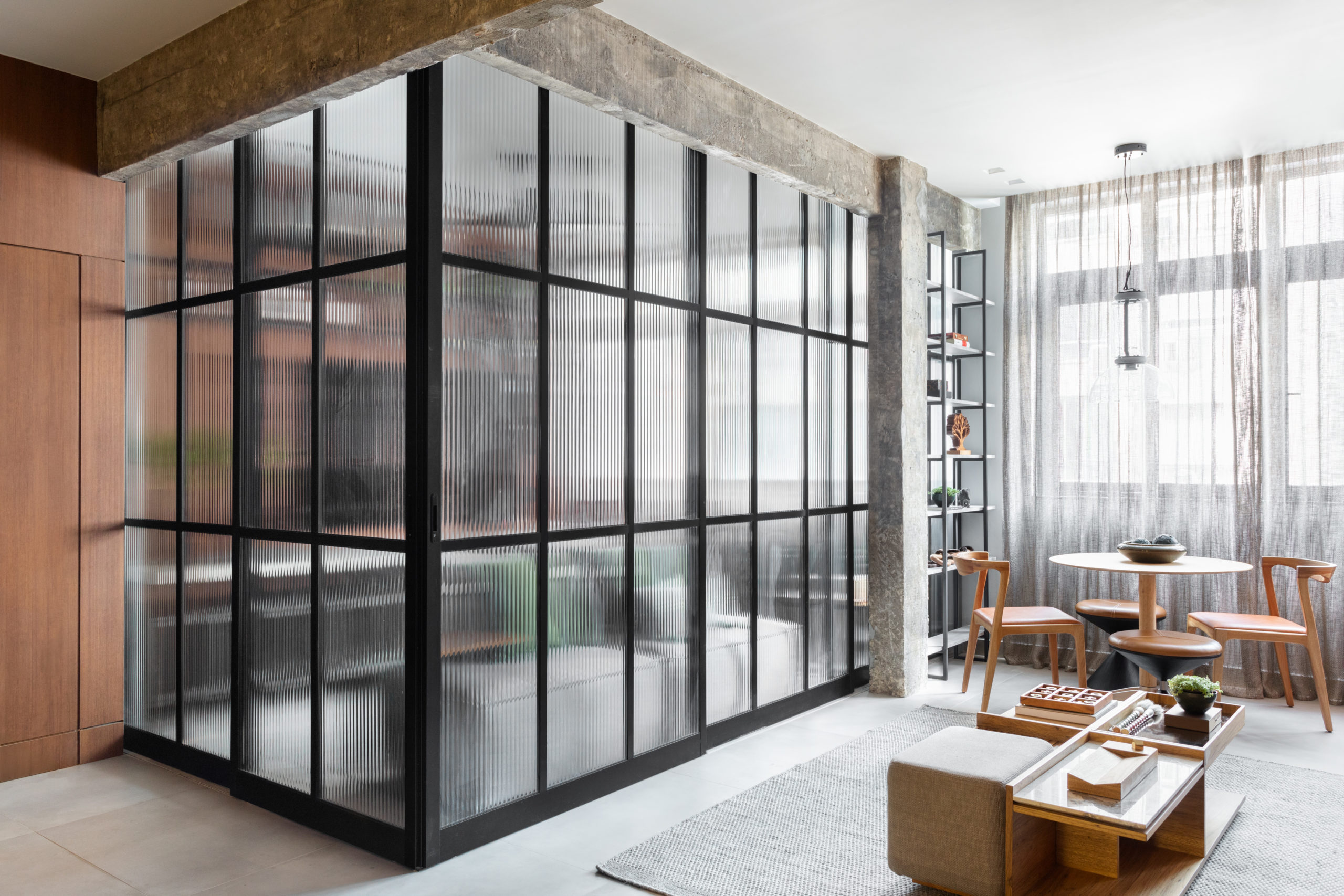 na foto sala de loft com divisória