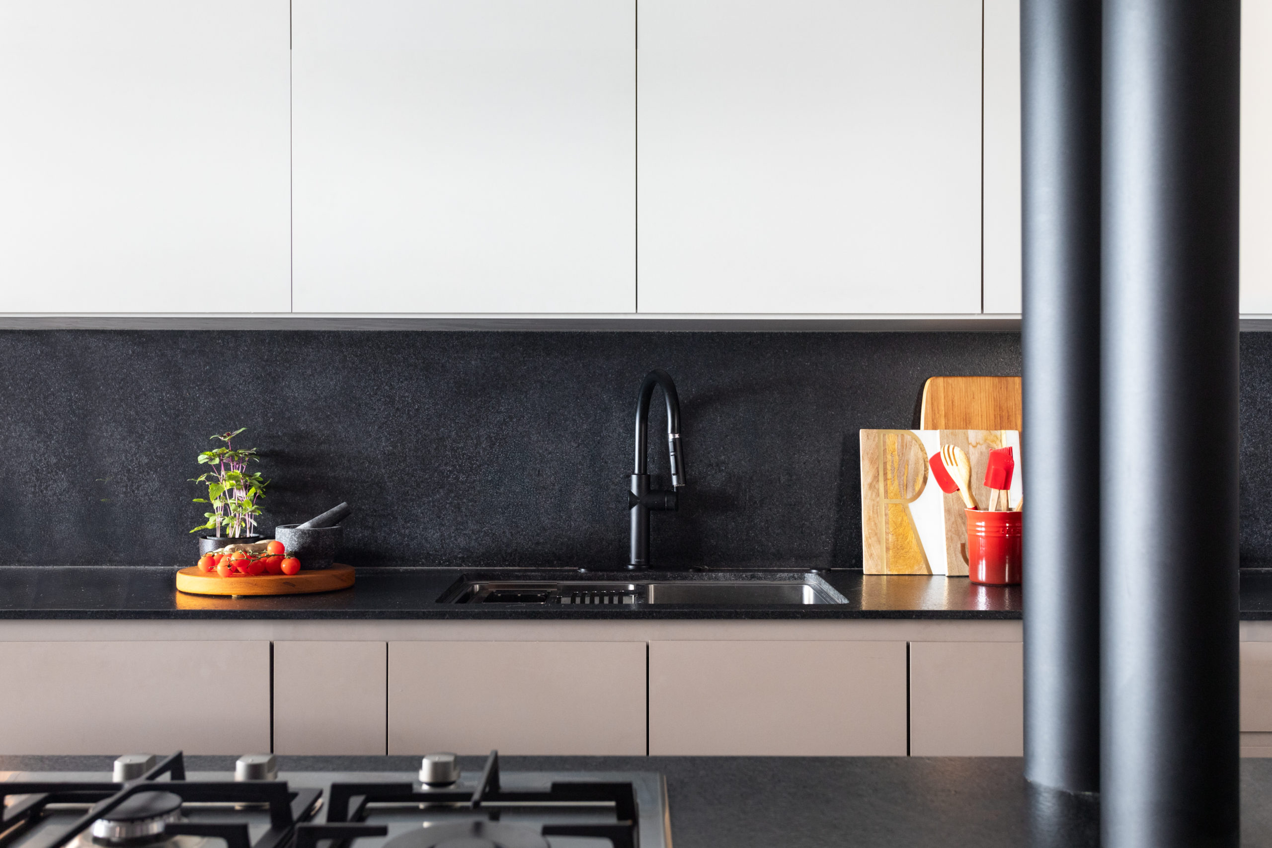 na foto bancada da pia de uma cozinha em estilo industrial