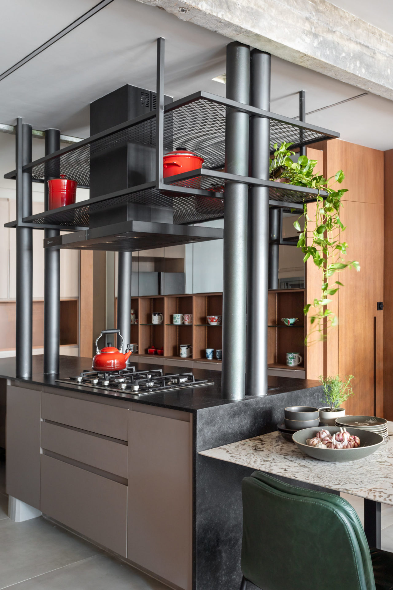 na foto cozinha em estilo industrial em Copacabana