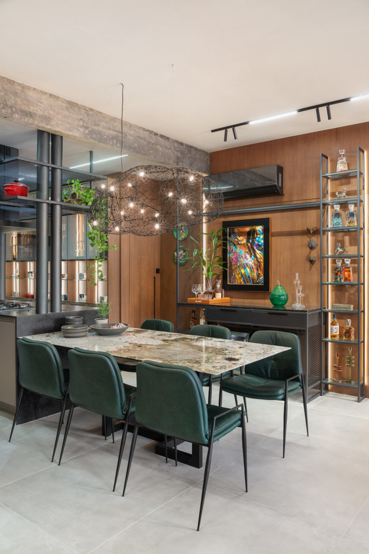 n foto sala de jantar com mesa para seis lugares, bar, estante e parede de tijolos