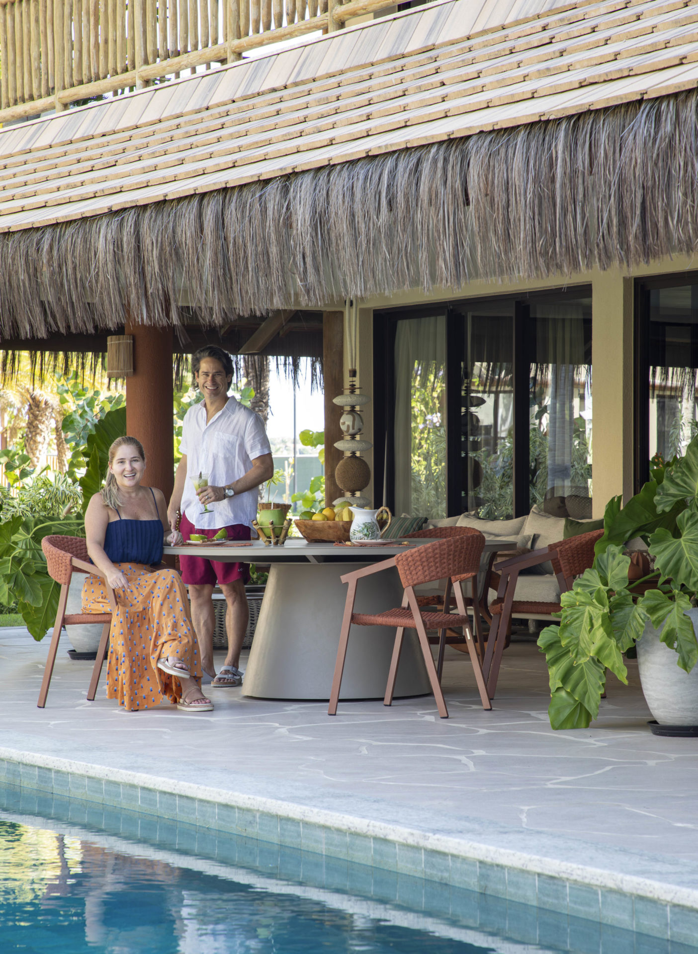 na foto uma mulher e um homem na varanda de casa de praia