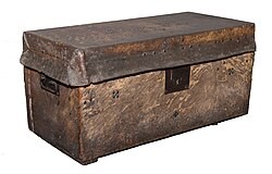 na foto um baú de madeira