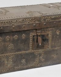 na foto uma caixa-baú de madeira bastante antigo