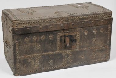 na foto uma caixa-baú de madeira bastante antigo