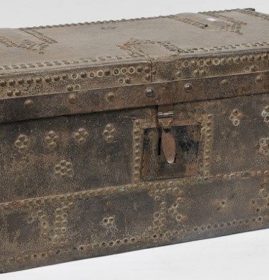 na foto uma caixa-baú de madeira bastante antigo