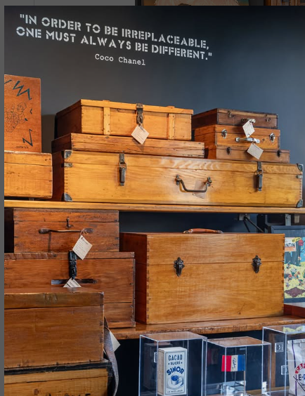 na foto várias caixas-baú de madeira