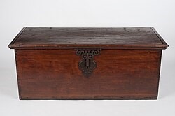 na foto uma caixa-baú de madeira