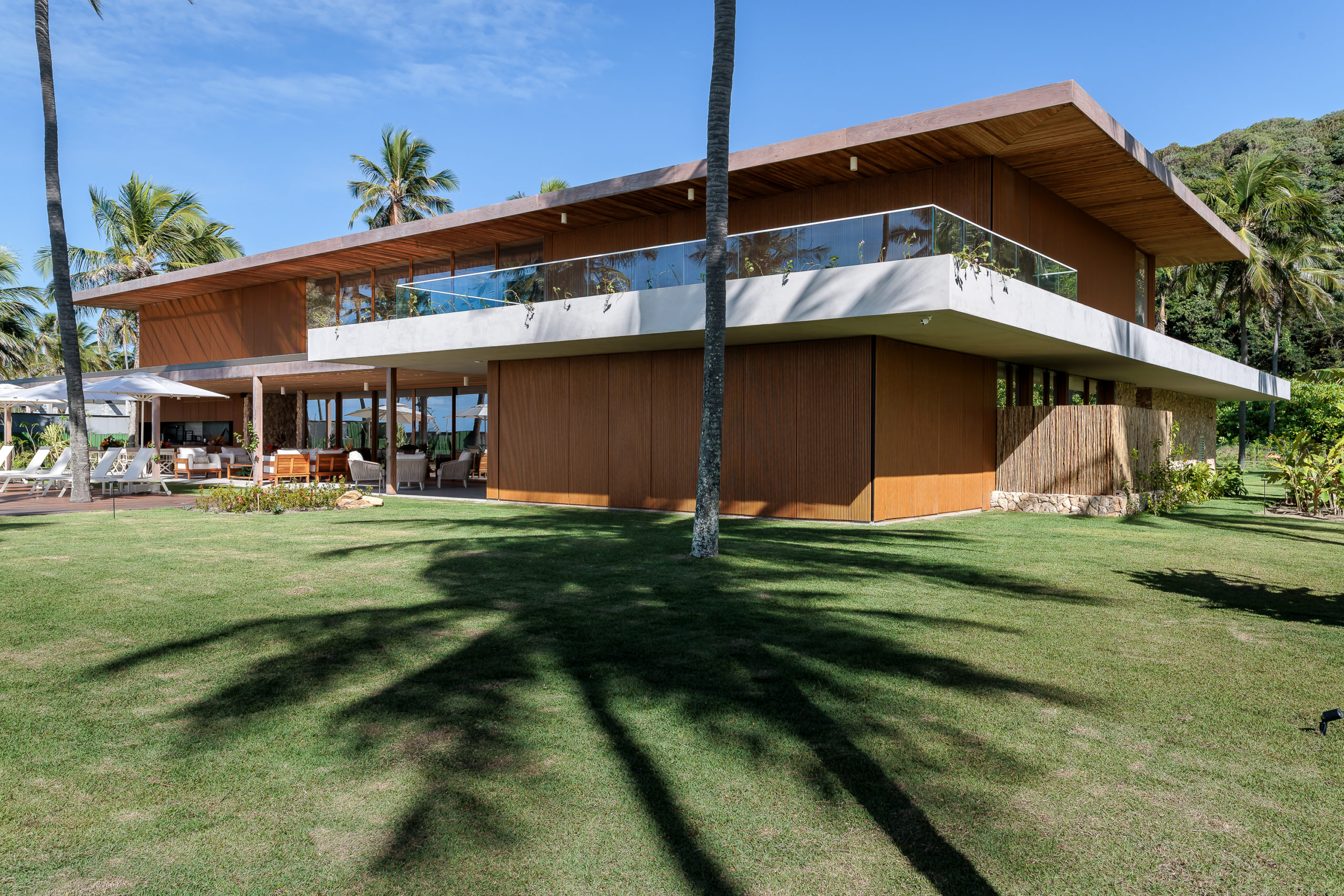 na foto jardim de casa de praia à beira-mar