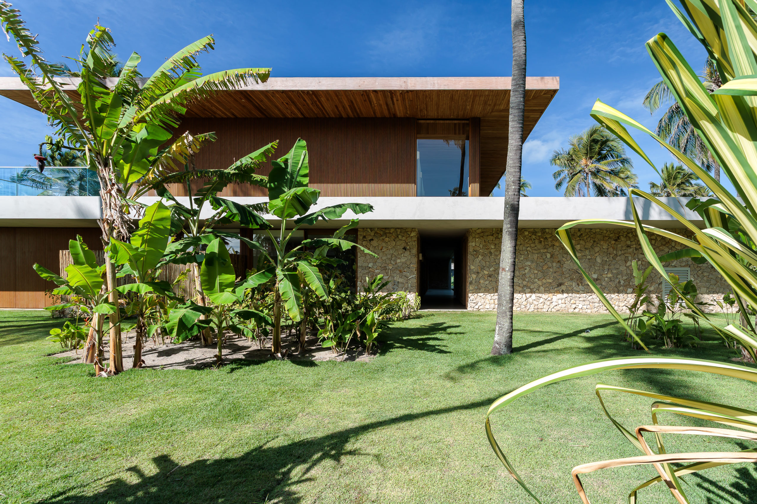 na foto casa de praia com amplo jardim