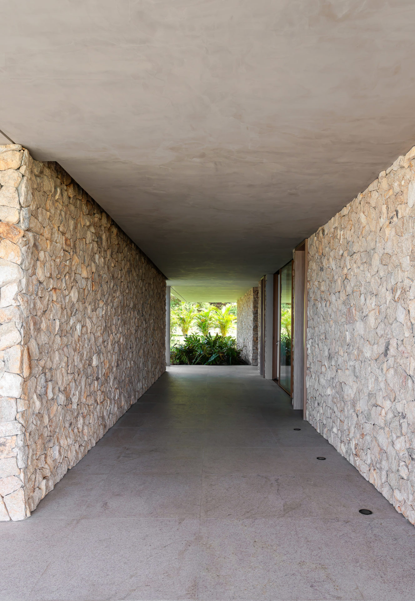 na foto corredor com paredes de pedras