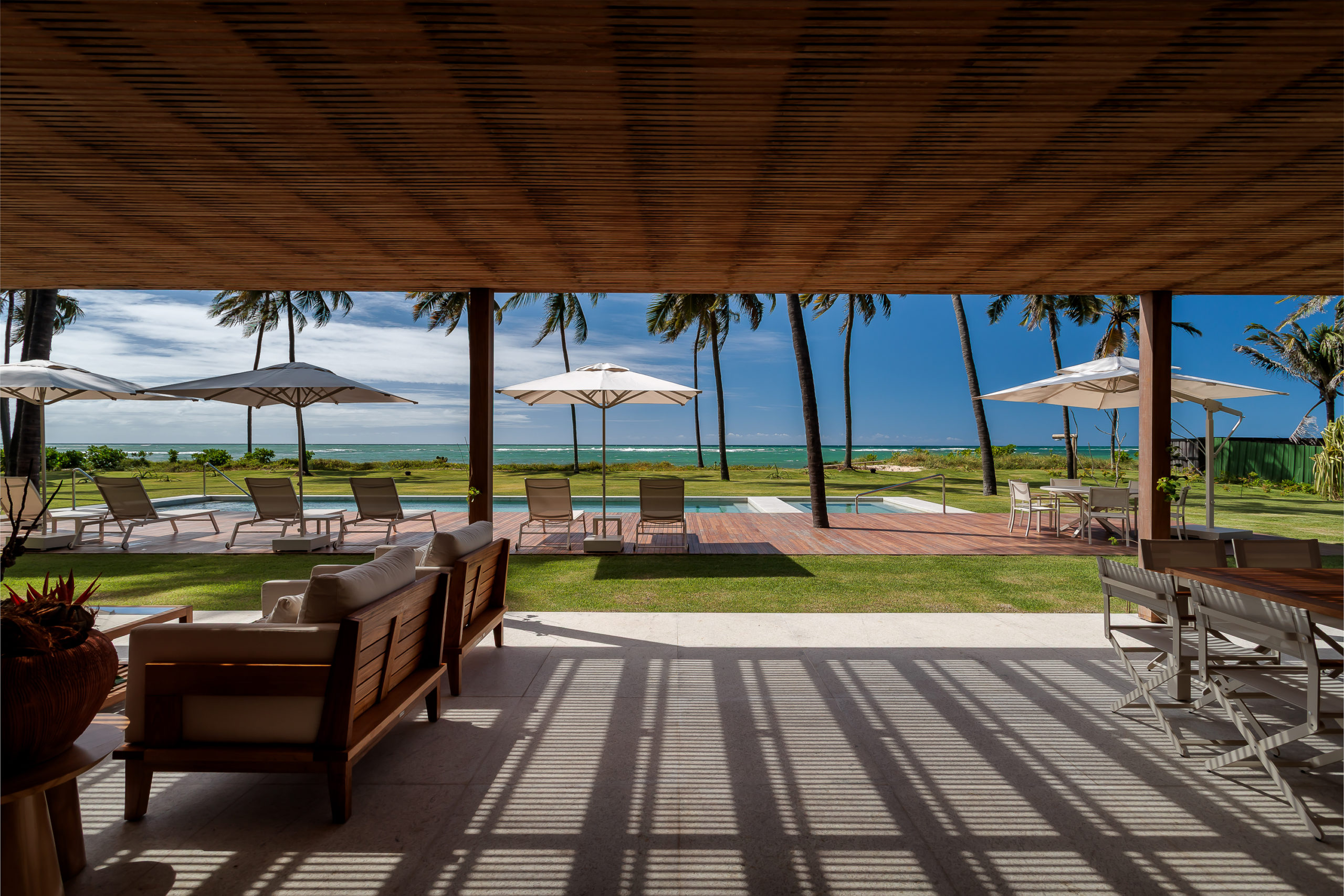 na foto casa de praia com piscina e à beira-mar