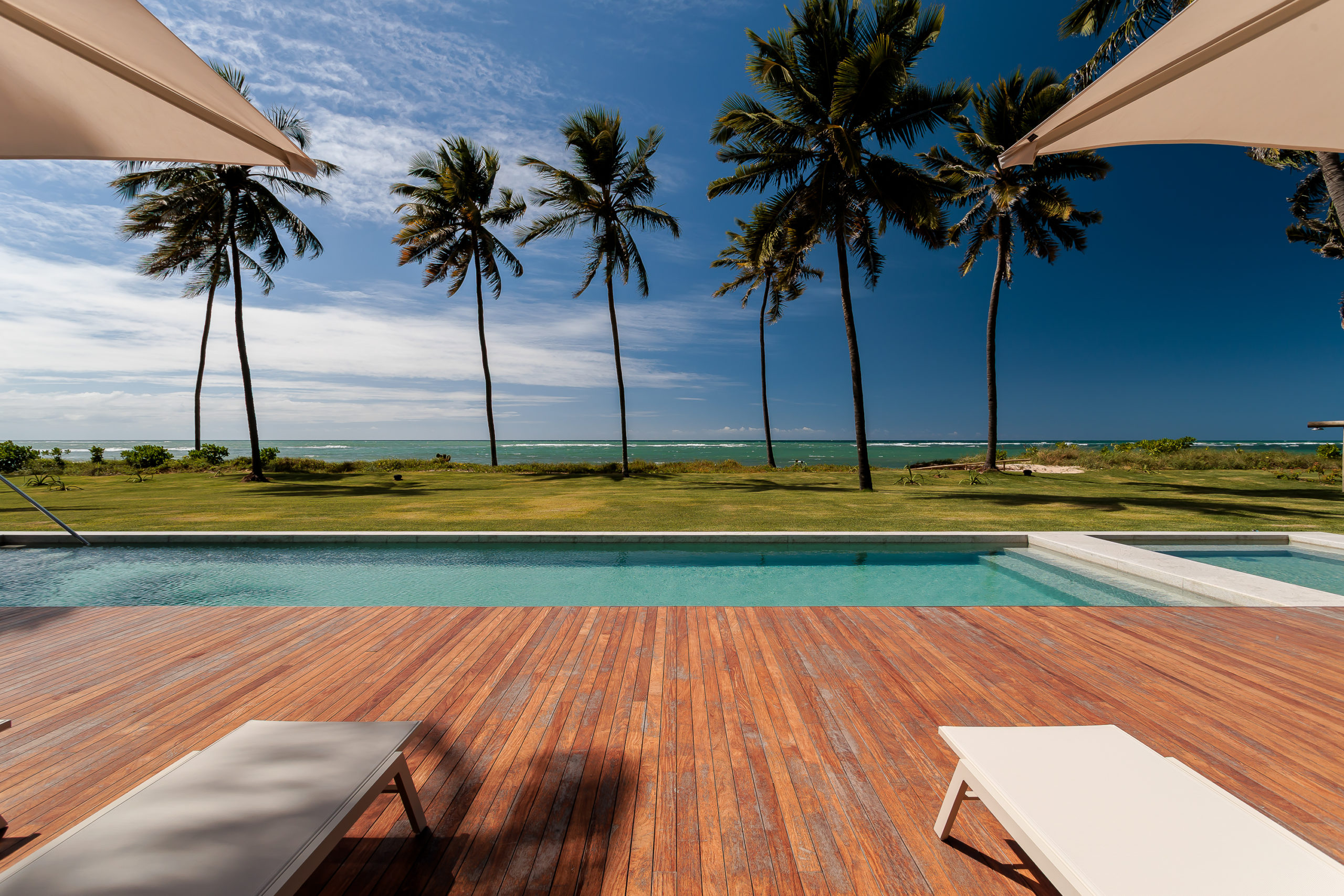 na foto área da piscina de casa de praia com vista para o mar