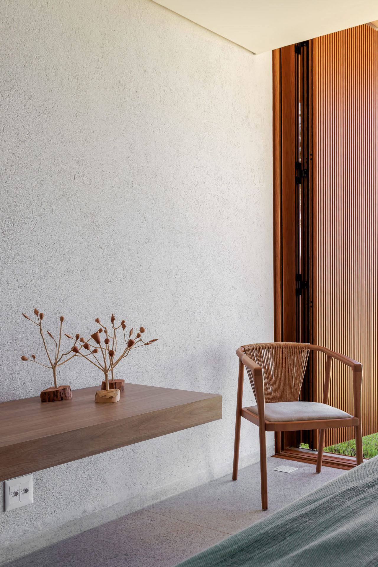 na foto quarto com mesa e cadeira de canto