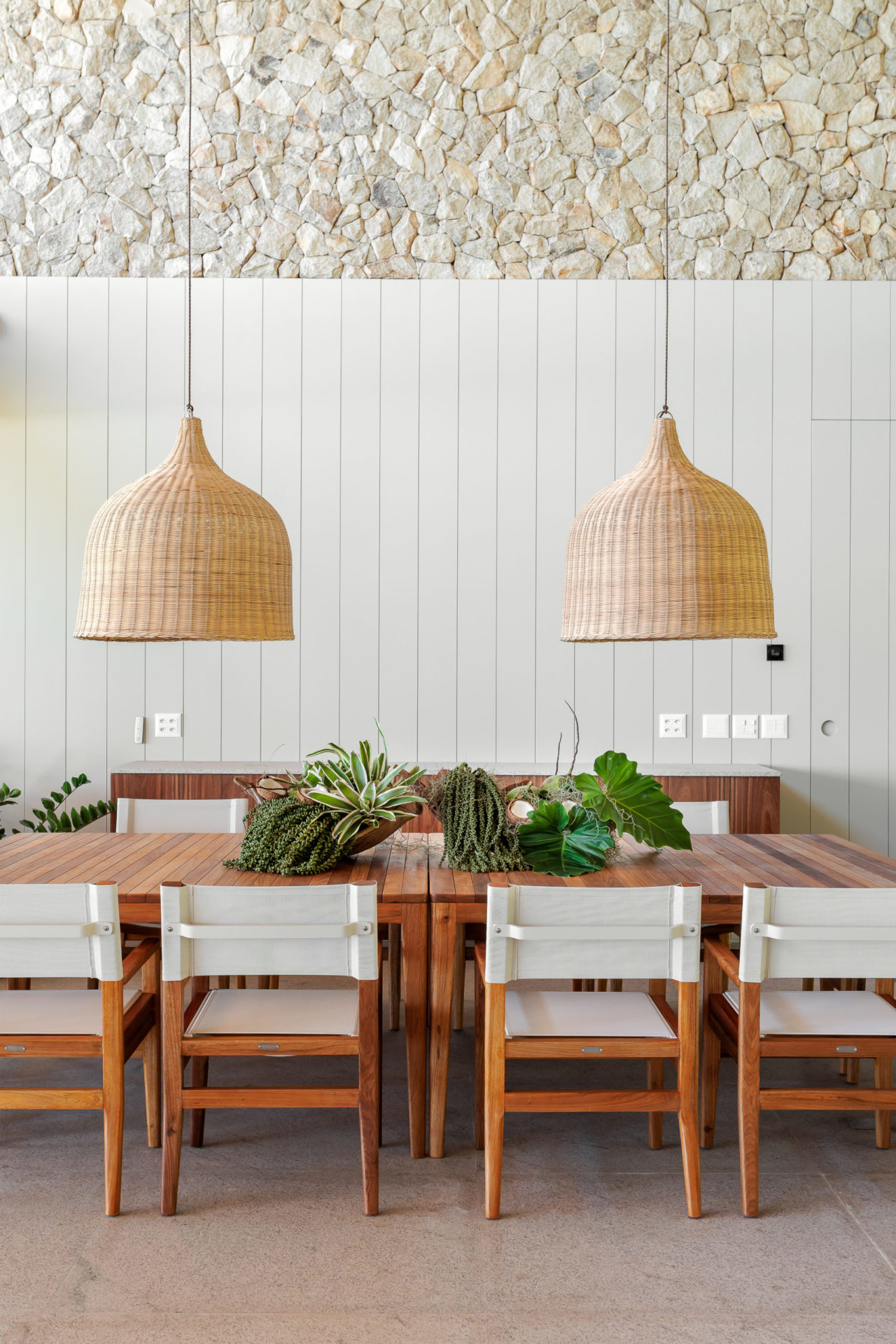 na foto sala de jantar de casa de praia