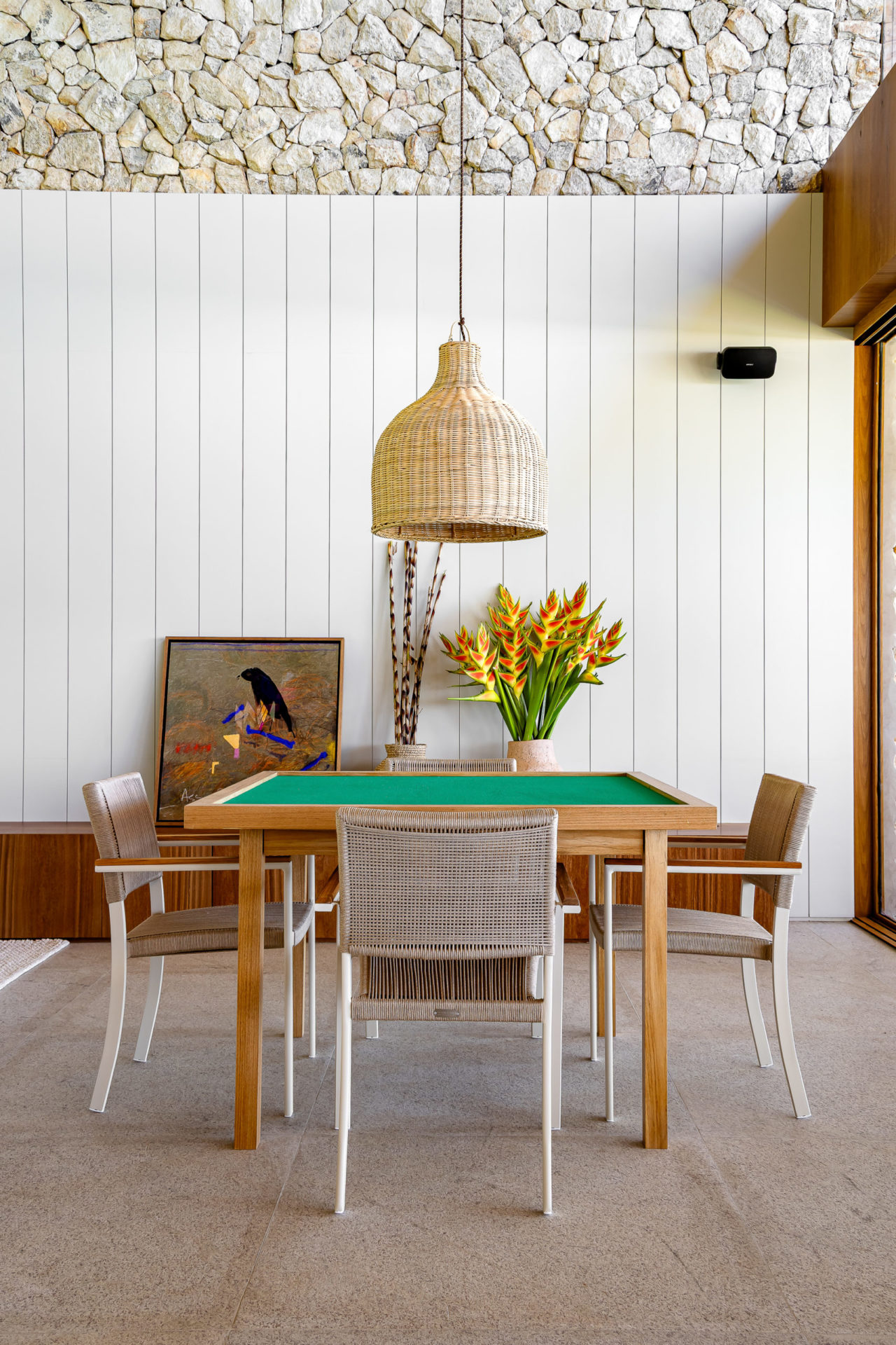 na foto sala de jantar de casa de praia