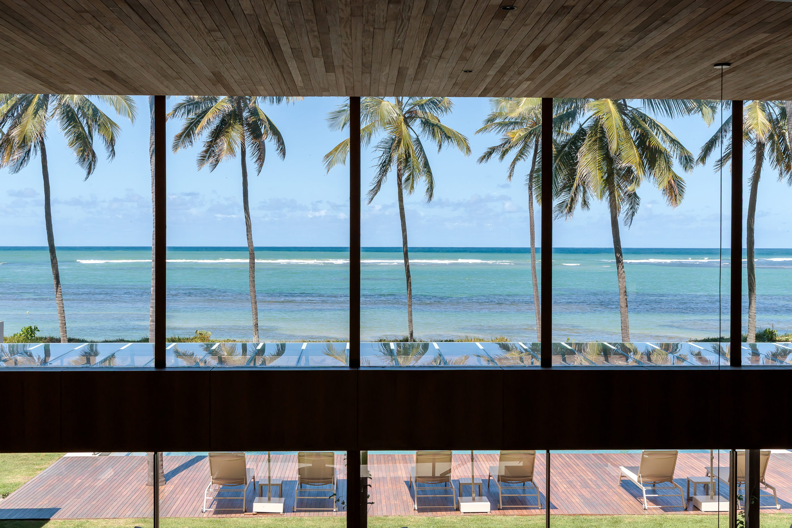 na foto vista para a praia e palmeiras