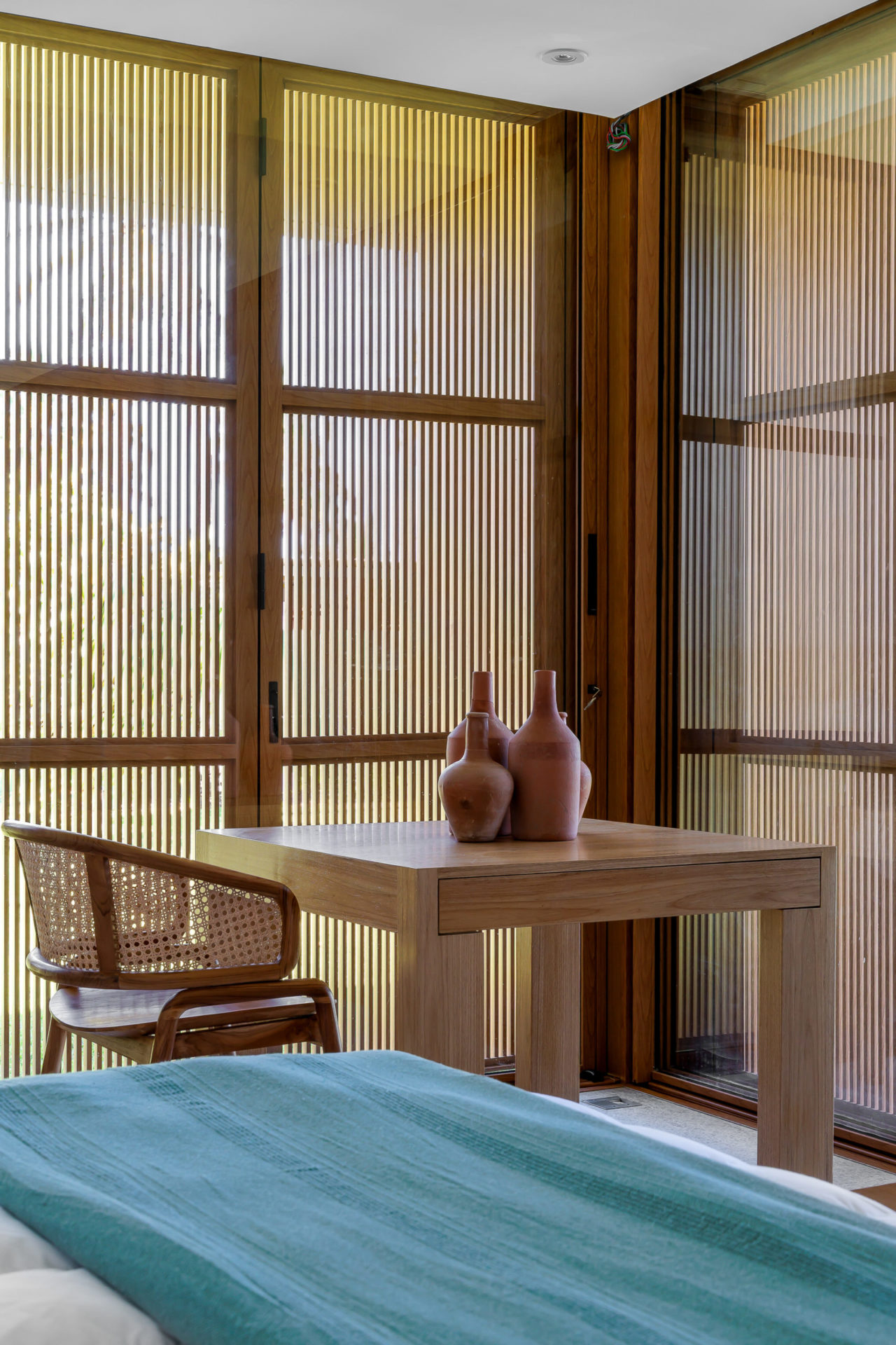 na foto quarto om mesa de canto de madeira e decoração rústica