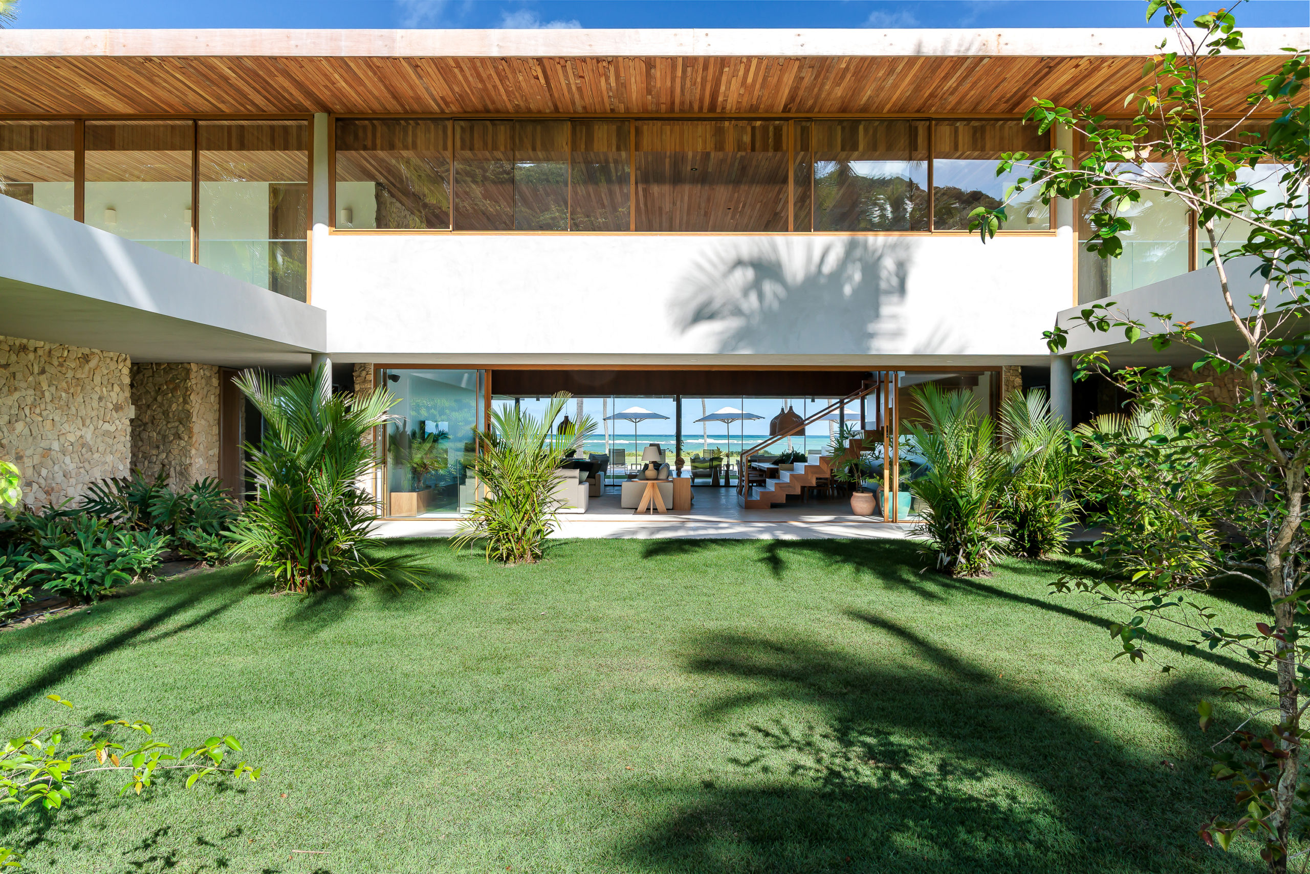 na foto casa de praia com grande área verde