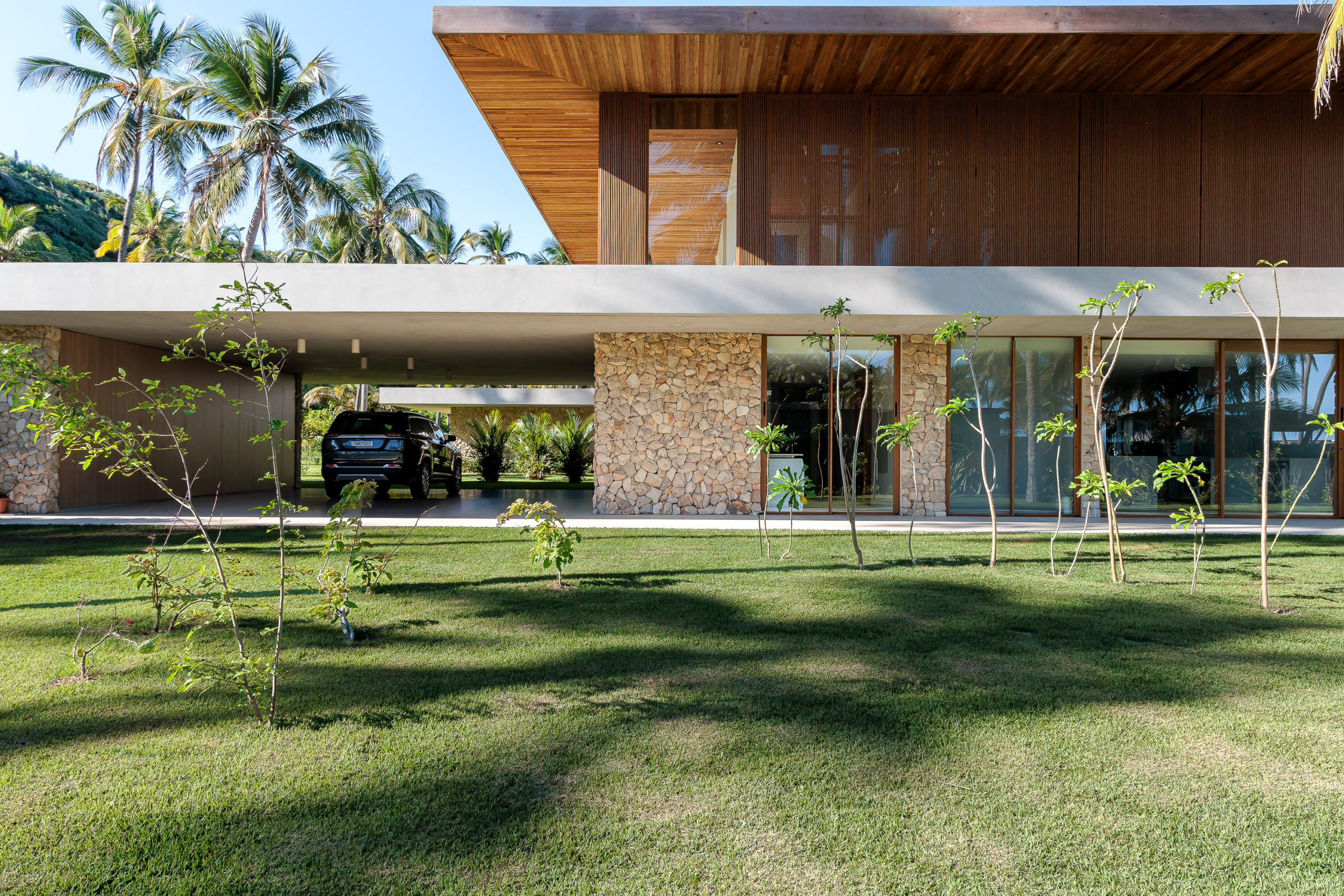 na foto casa de praia com grande área verde