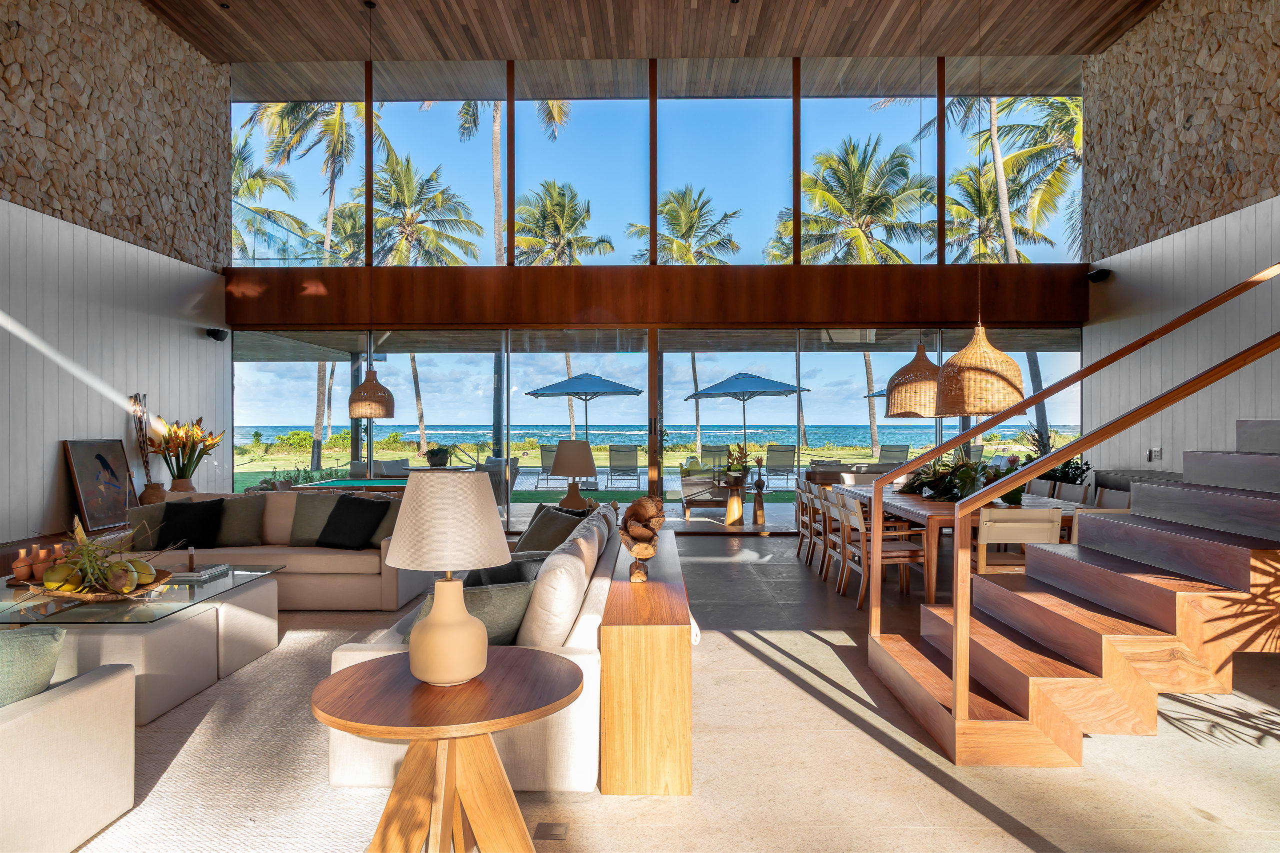 na foto sala de casa de praia com dois andares e vista para a praia