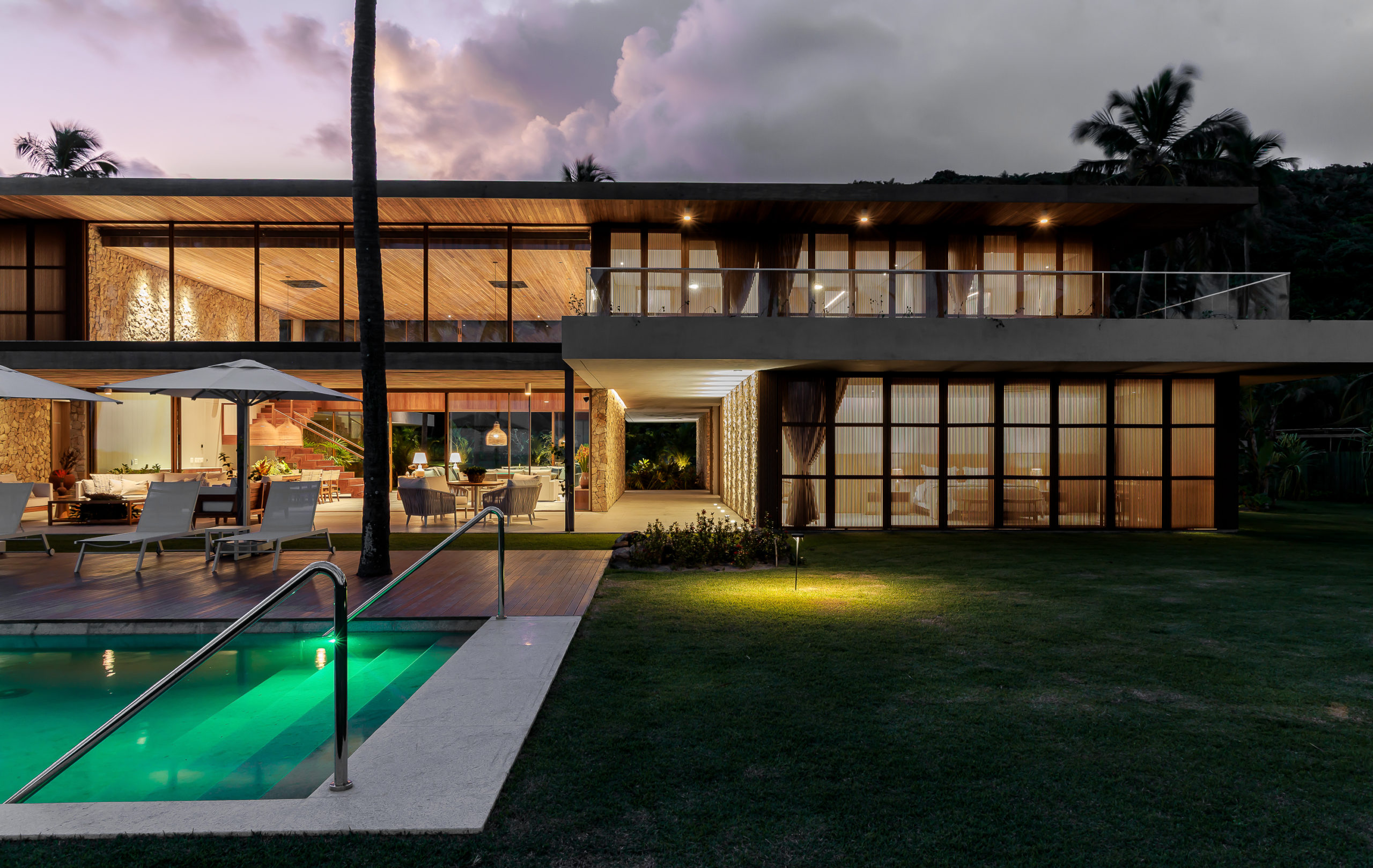 na foto casa de praia com ampla área verde