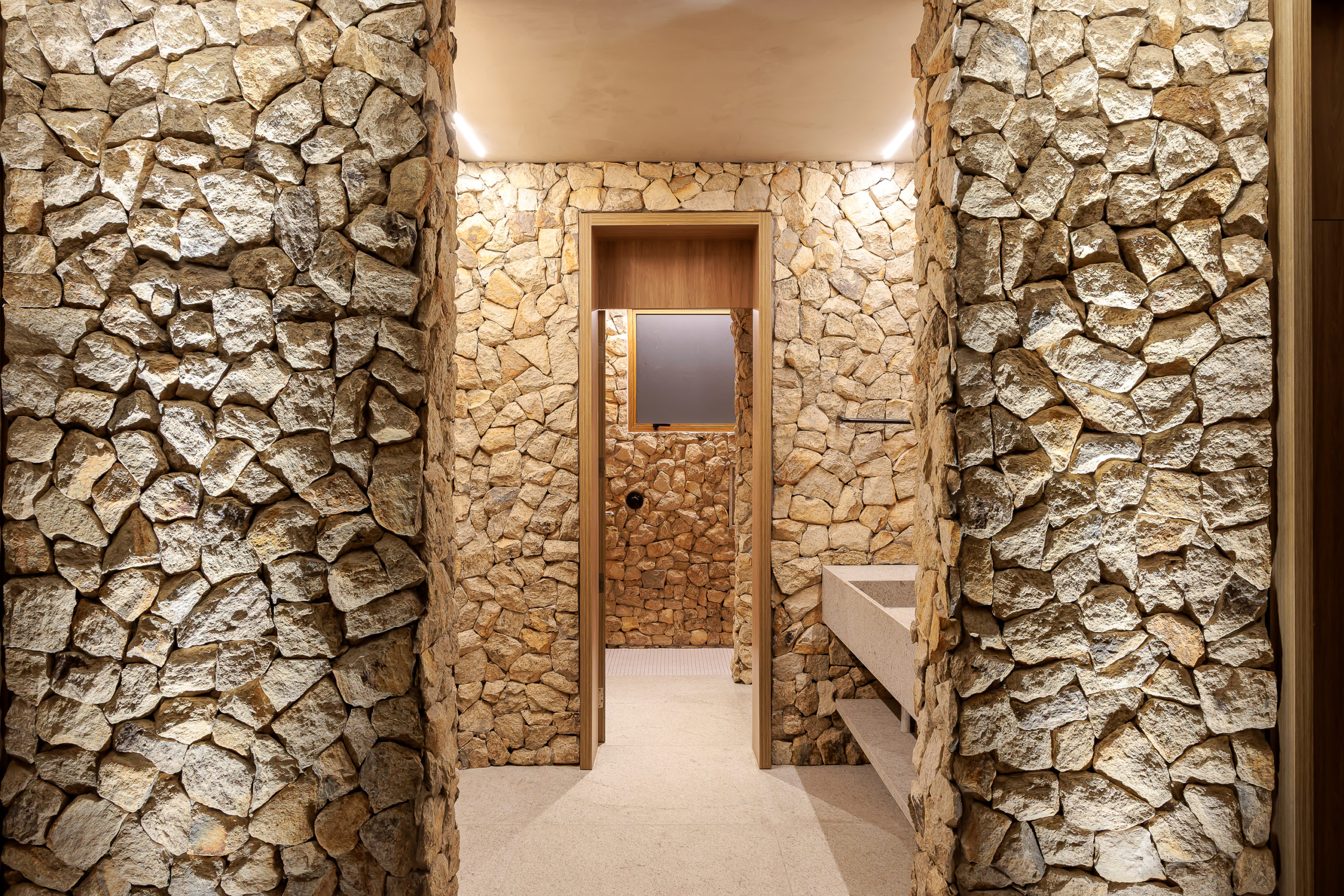 na foto área de banheiros de casa de praia