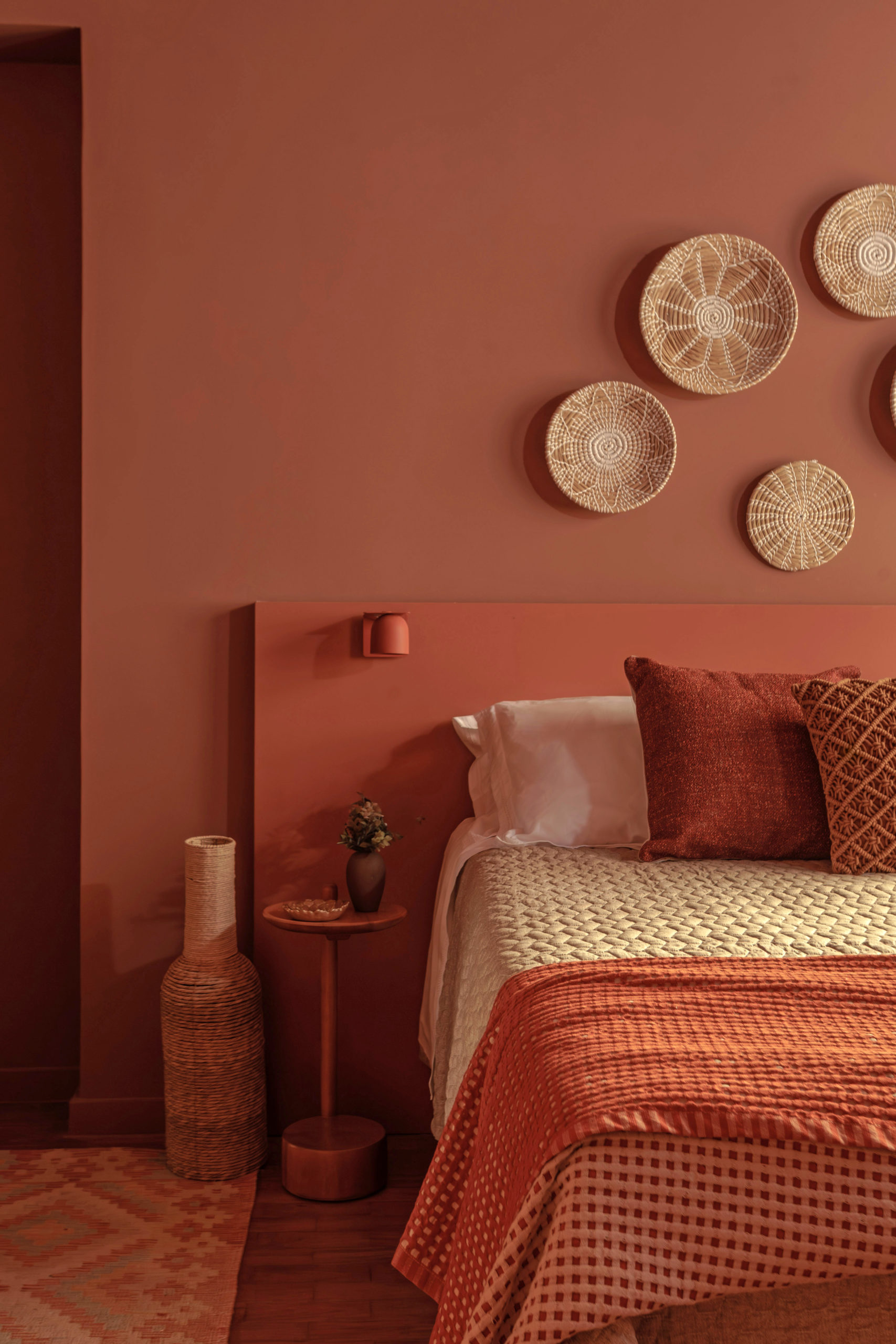 Quarto com todos os elementos na cor terracota