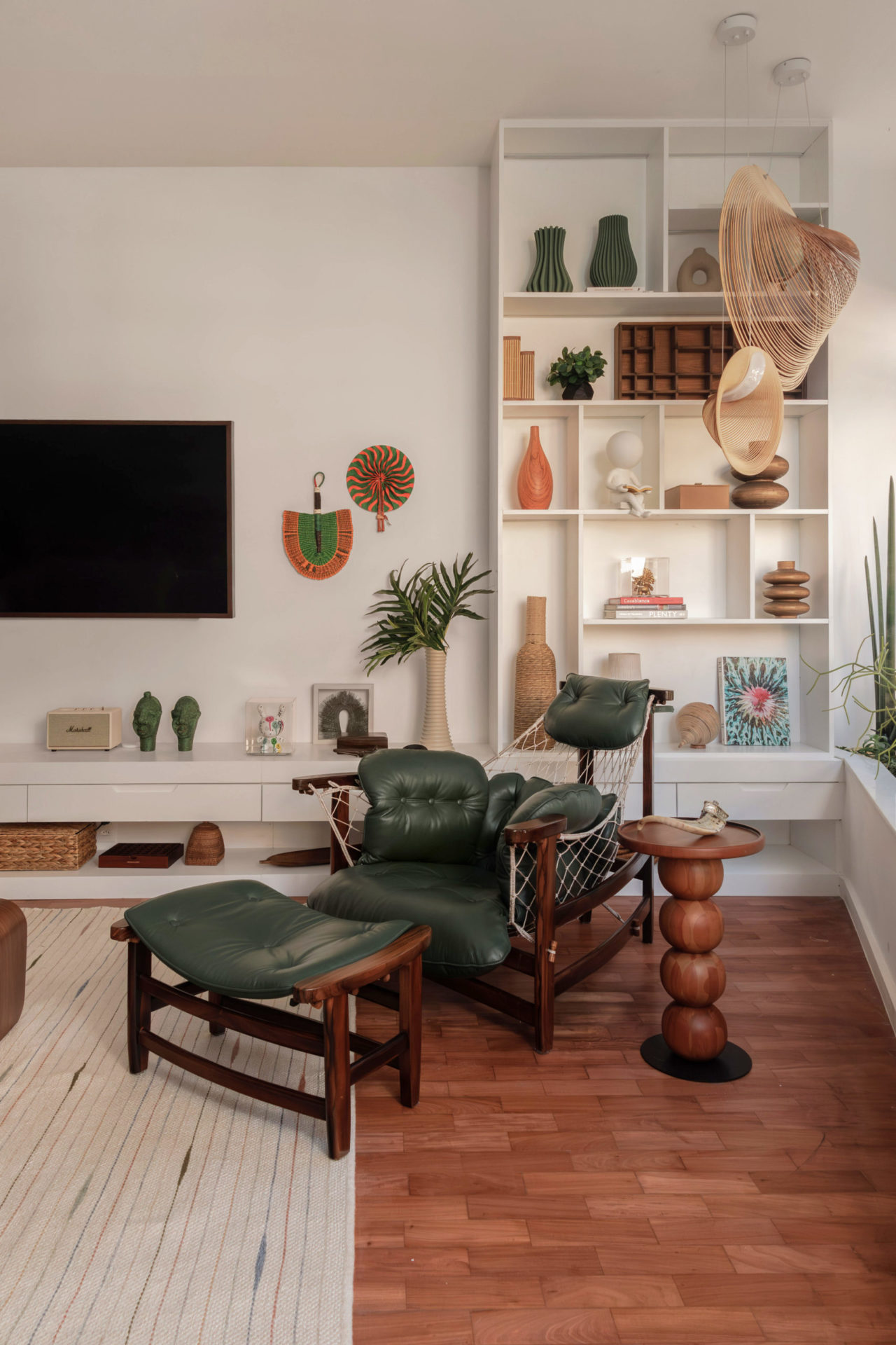 na foto sala com poltrona em couro verde