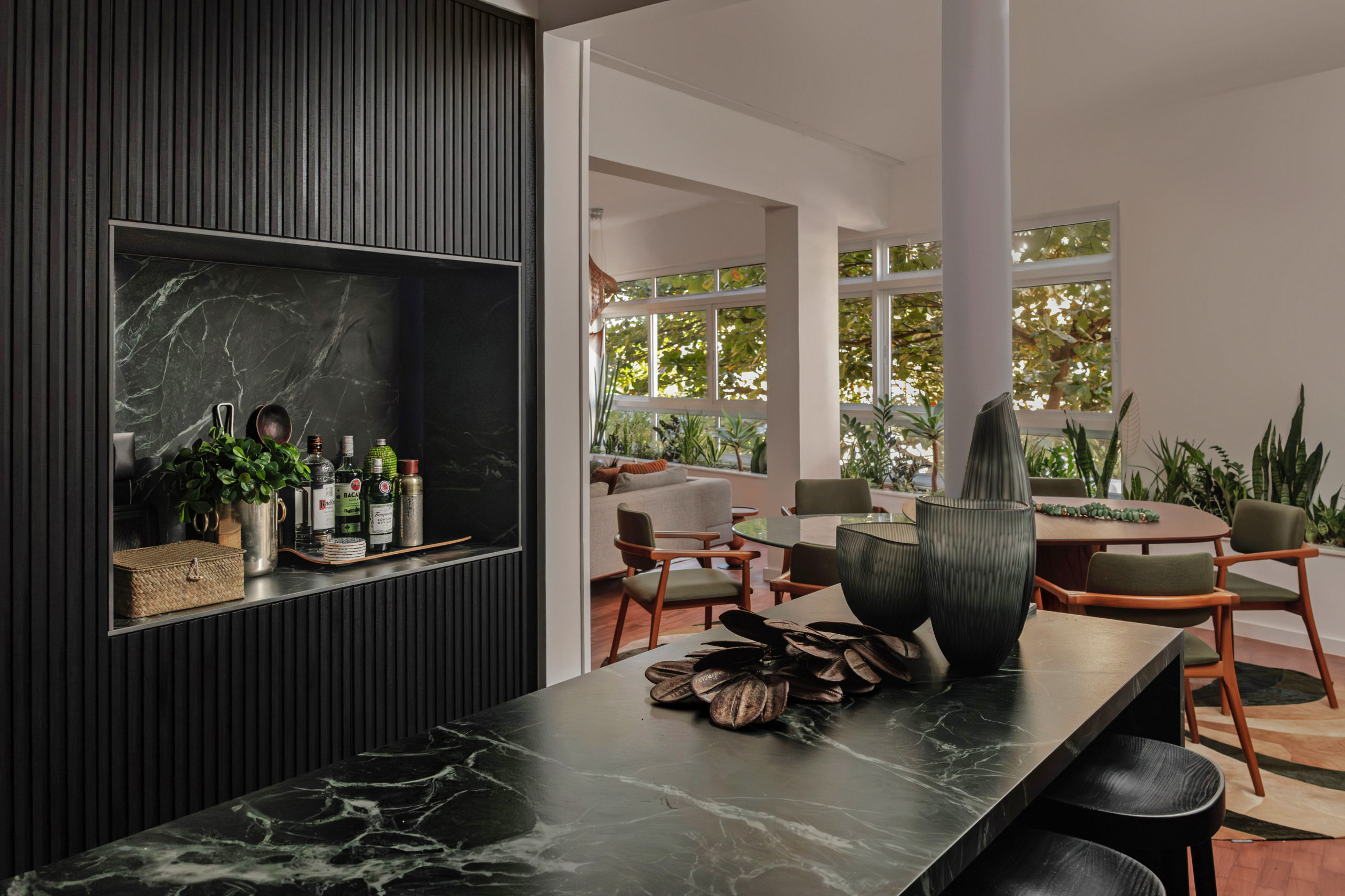 na foto cozinha e ao fundo uma sala