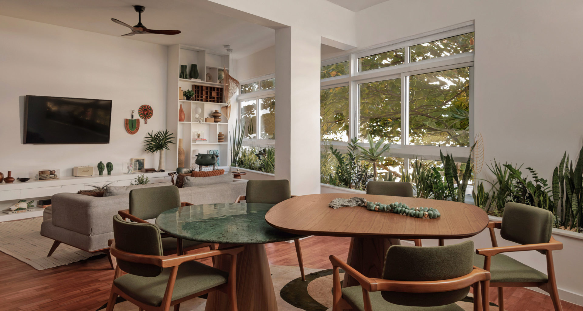 na foto sala de estar integrada à sala de jantar