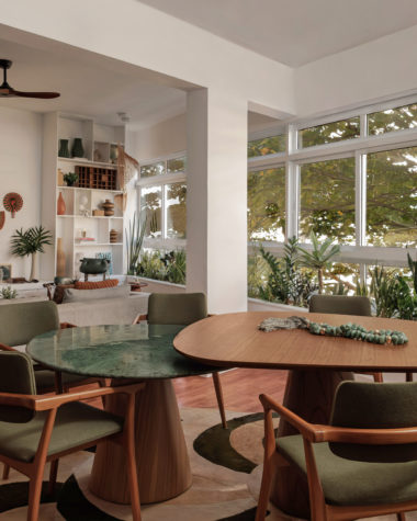 na foto sala de estar integrada à sala de jantar