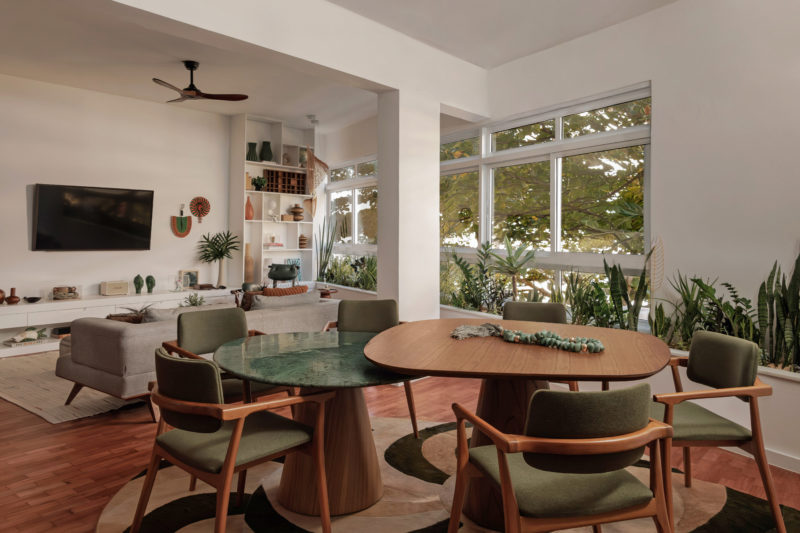 na foto sala de estar integrada à sala de jantar