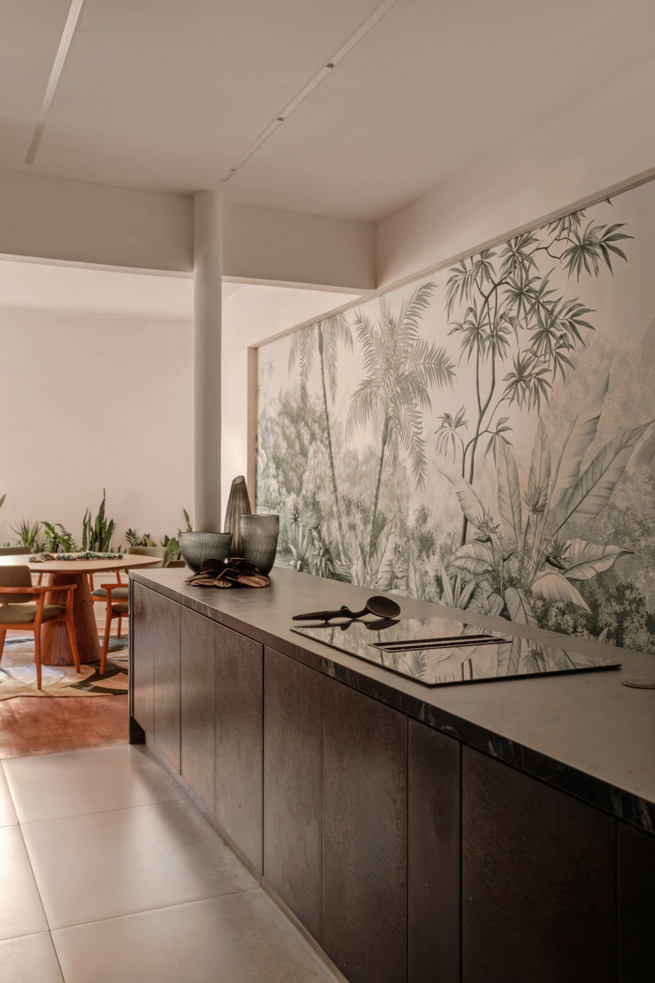 na foto cozinha com painel com desenhos de palmeiras