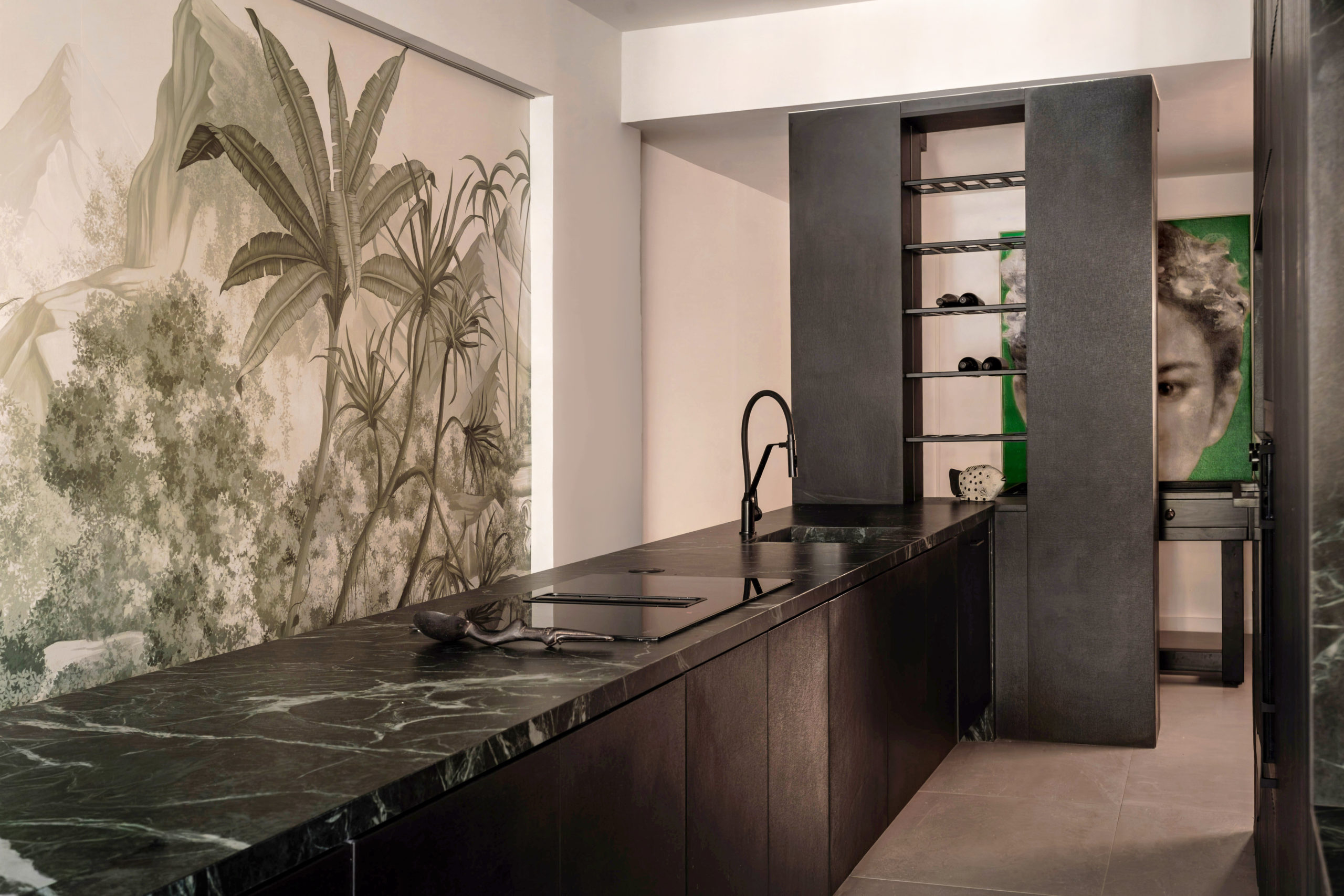 na foto cozinha com bancada preta