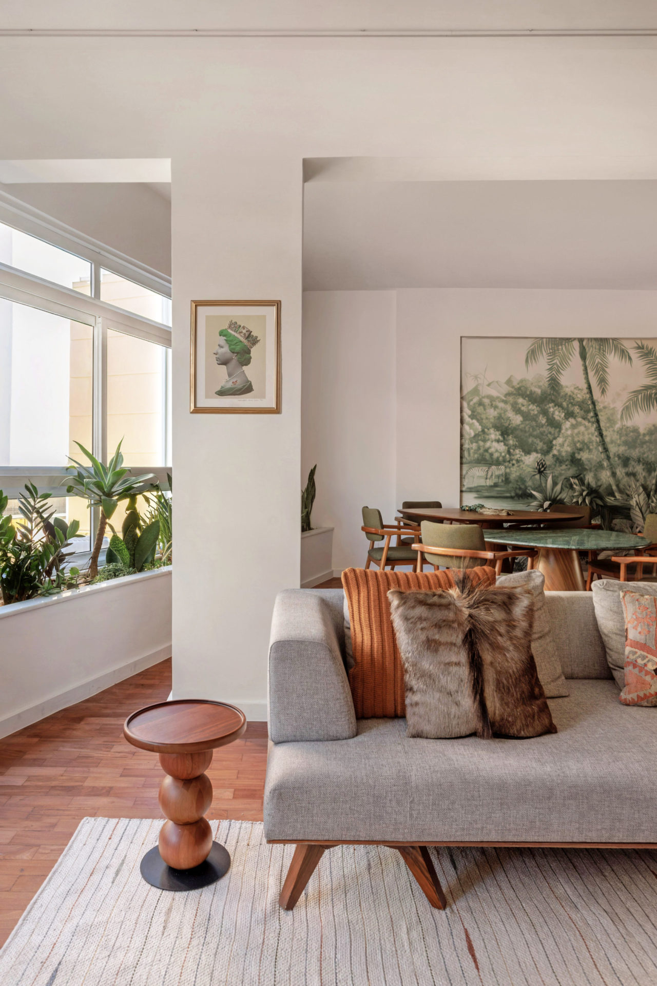 na foto sala com janela, sofá e pilastra