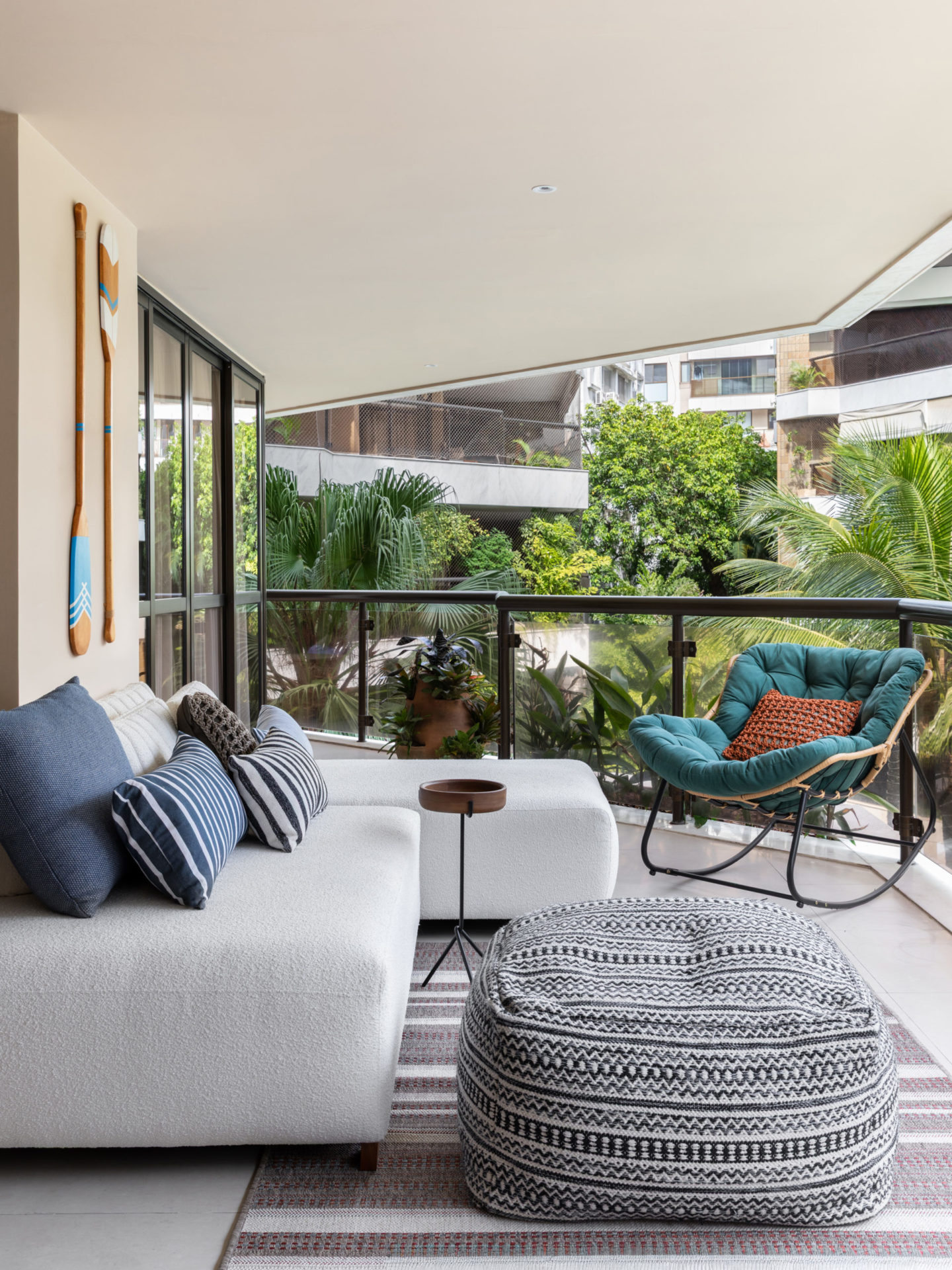 na foto varanda com sofá branco