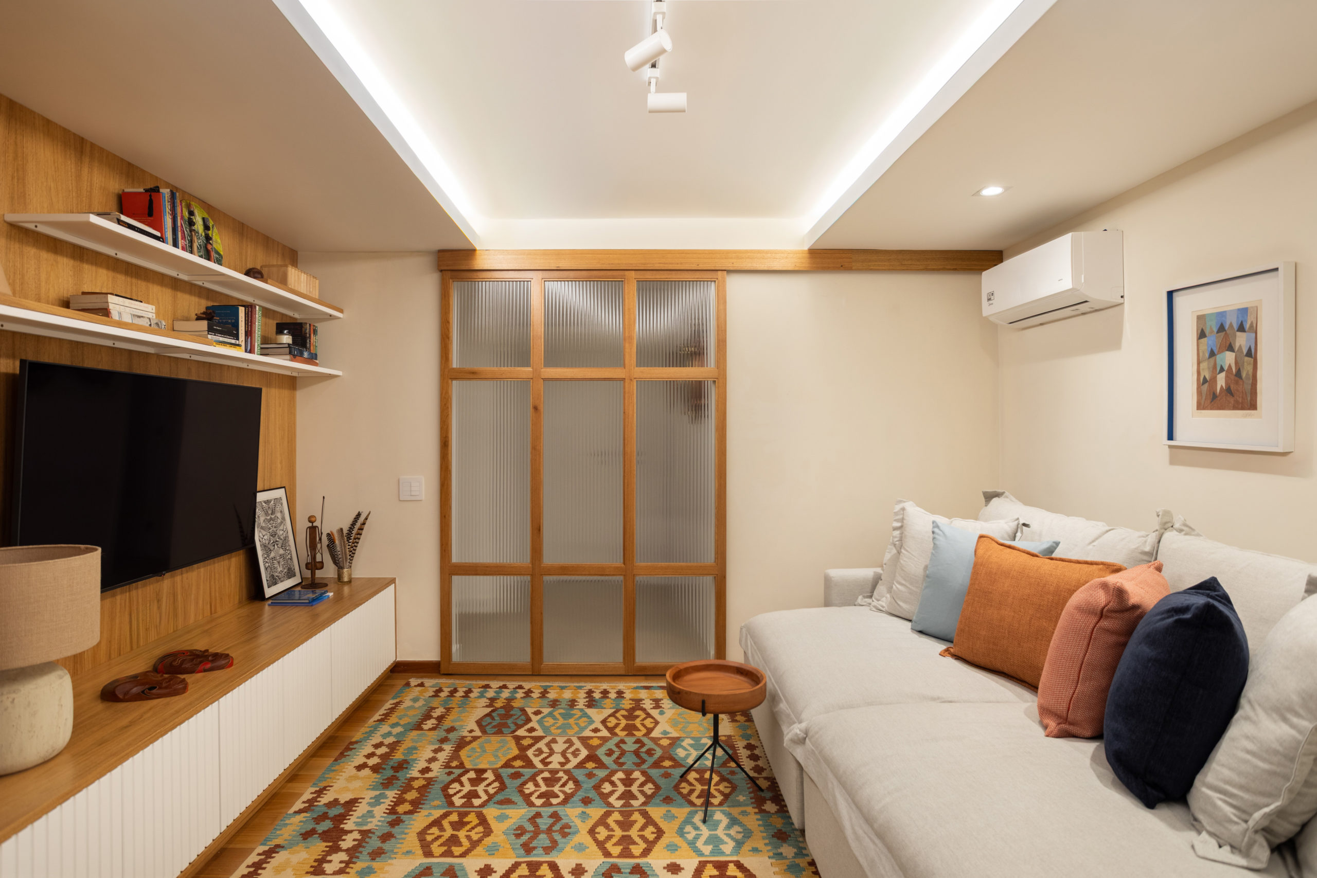 na foto uma sala íntima de tv