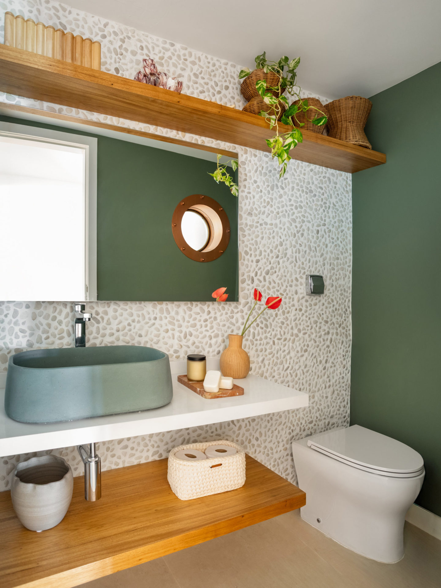 na foto banheiro cm paredes em verde e branco